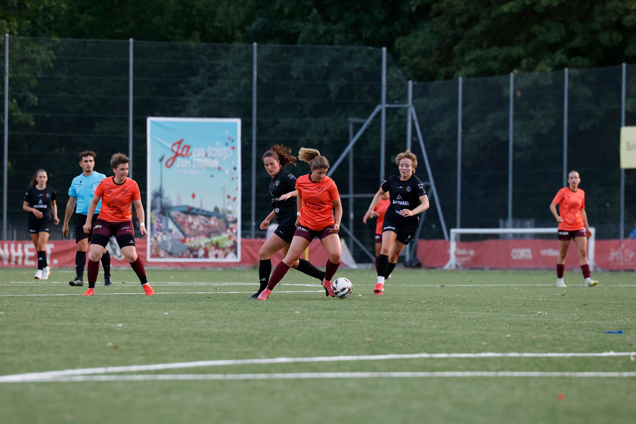Elena Van Niekerk und Kaya Lindegger vom FC Winterthur im Zweikampf mit einer Spielerin von FF Toggenburg, beim Vorbereitungsspiel im Stadion Schützenwiese.