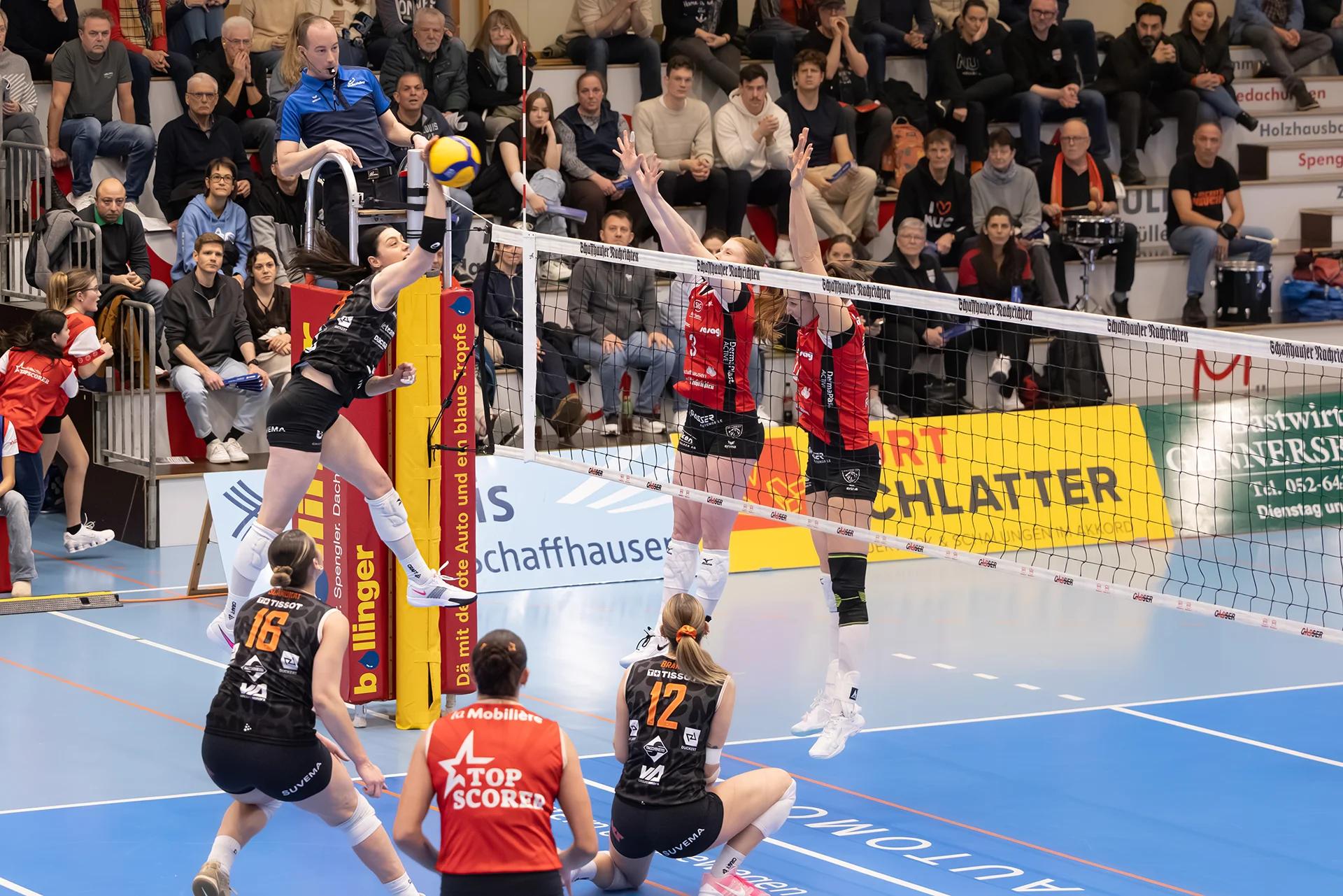 Gabrielle Attieh (Viteos NUC) im Außenangriff, NLA-Frauen-Spiel gegen VC Kanti Schaffhausen.