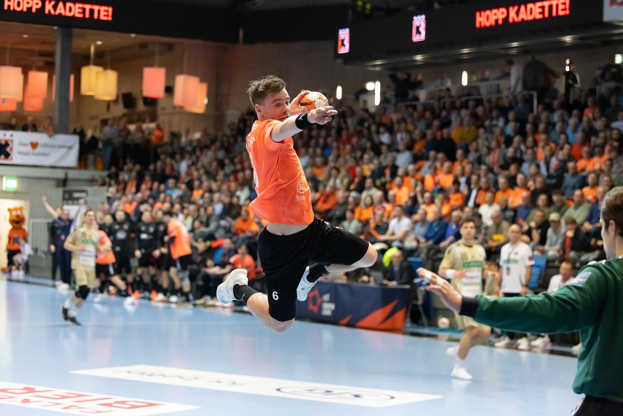 Odinn Rikhardsson (Kadetten Schaffhausen) am rechten Flügel, EHF-European-League-Spiel gegen TSV Hannover-Burgdorf.