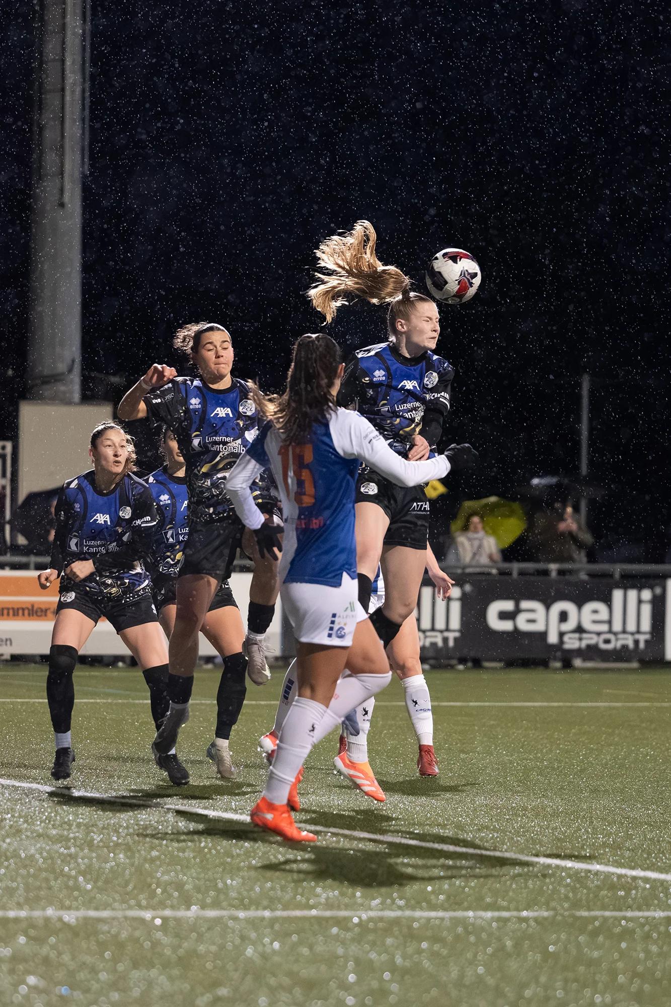 Mia Knapp (FC Luzern) in der Abwehr, AXA-Women’s-Super-League-Spiel gegen Grasshopper Club Zürich.