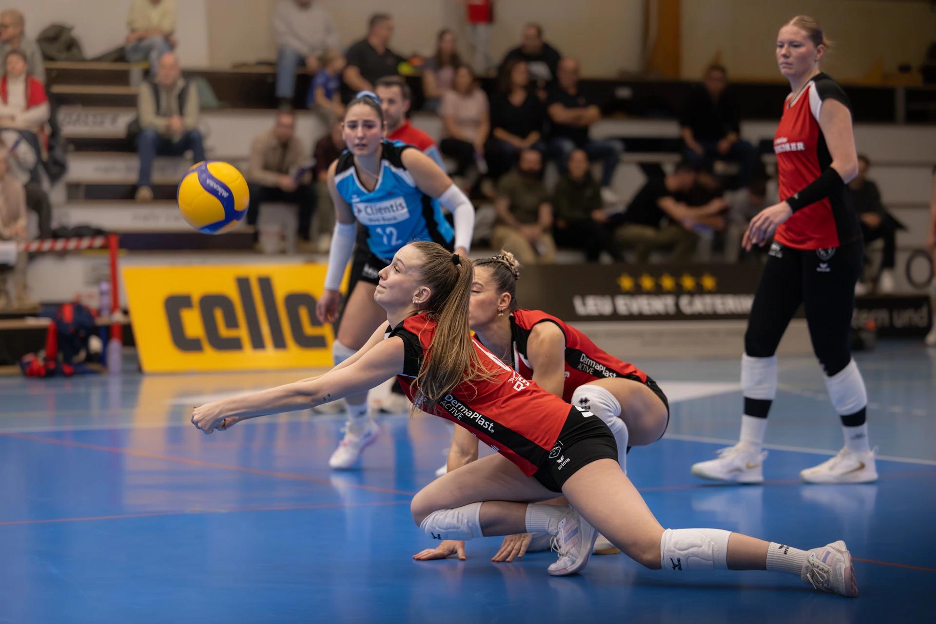 Nina Cavka (VC Kanti Schaffhausen) im Außenangriff, NLA-Frauen-Spiel gegen NLZ Volleyball Academy Zürich.