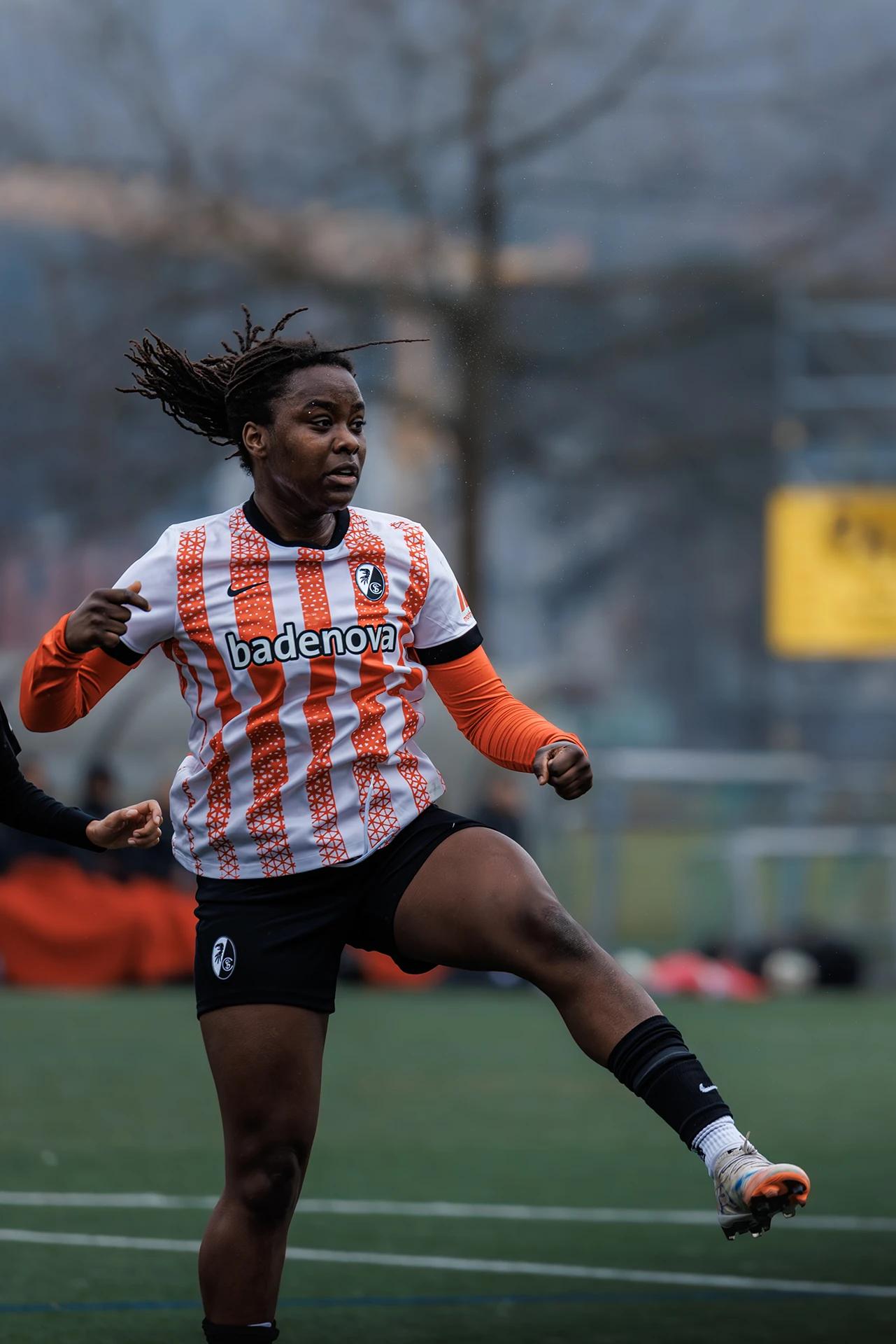Almas Traore (SC Freiburg U20) im Mittelfeld, Freundschaftsspiel gegen FC Aarau Frauen.