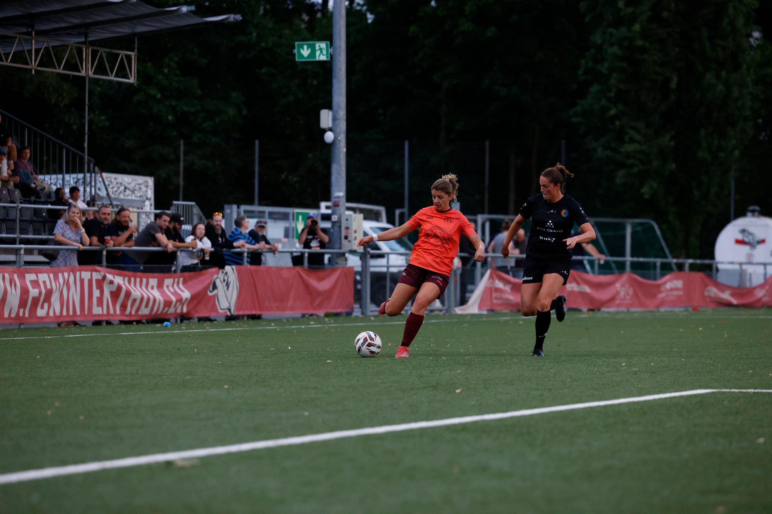 Elena Van Niekerk vom FC Winterthur behauptet den Ball gegen eine Spielerin von FF Toggenburg, beim Vorbereitungsspiel im Stadion Schützenwiese.