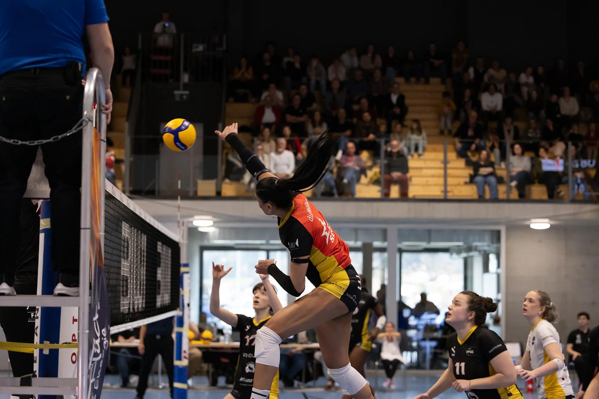 Letícia Bonardi (BIWI VfM) als Diagonalangreiferin, NLA-Playoff-Rückspiel gegen VC Kanti Schaffhausen.