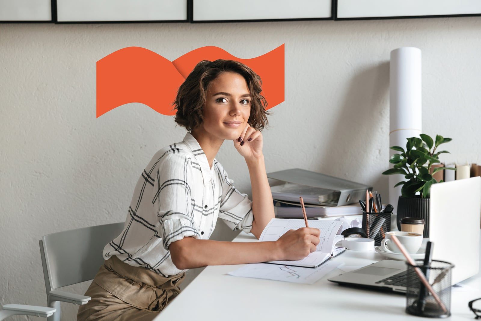 Clebot Bildsprache: die Wellen-Bildmarke als Keyvisual hinter einer Person am Arbeitsplatz.