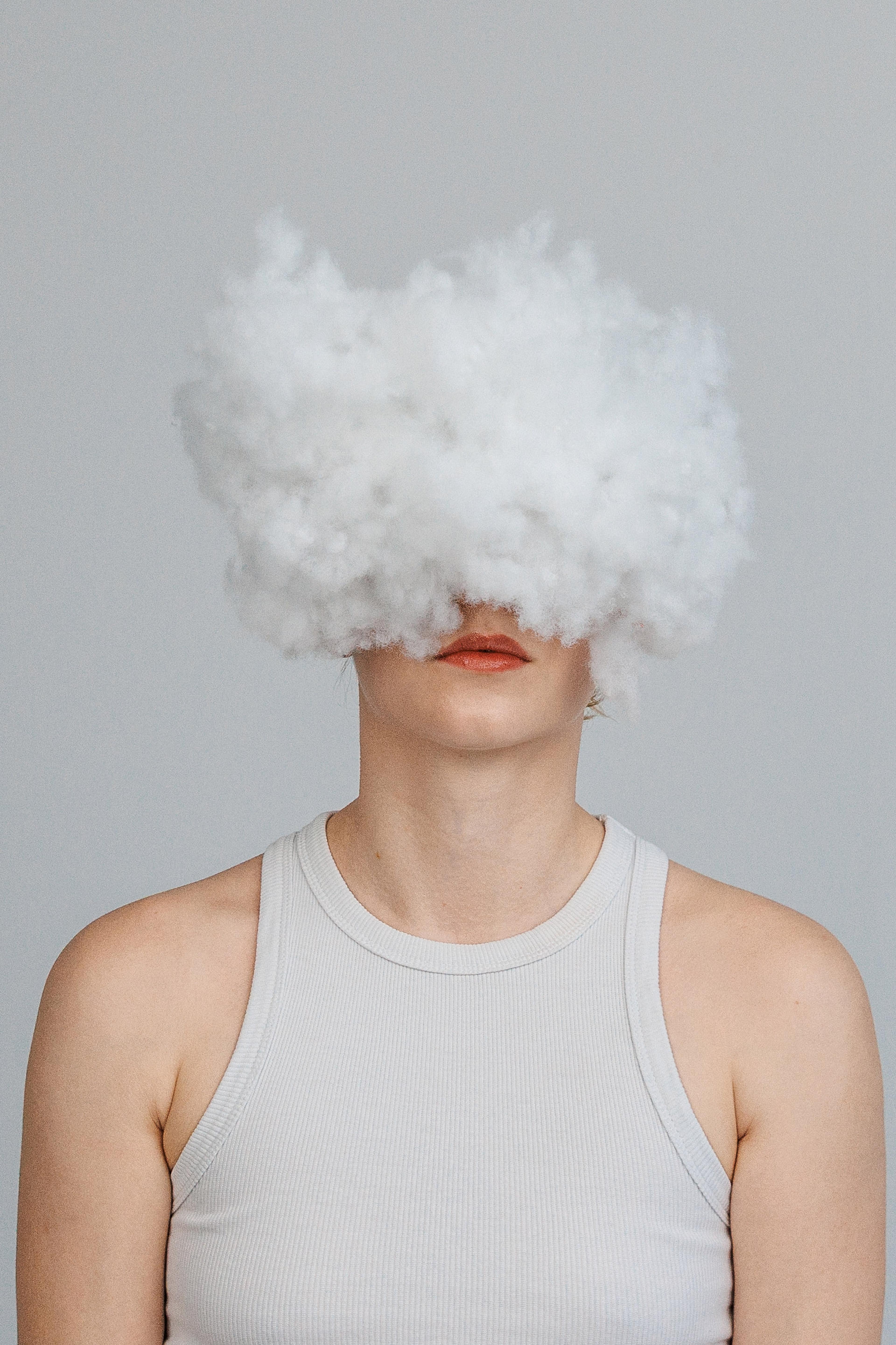 Wolken-Portrait von Annette, leicht andere Kopfhaltung, die Wolke wirkt luftig vor dem hellen Hintergrund.