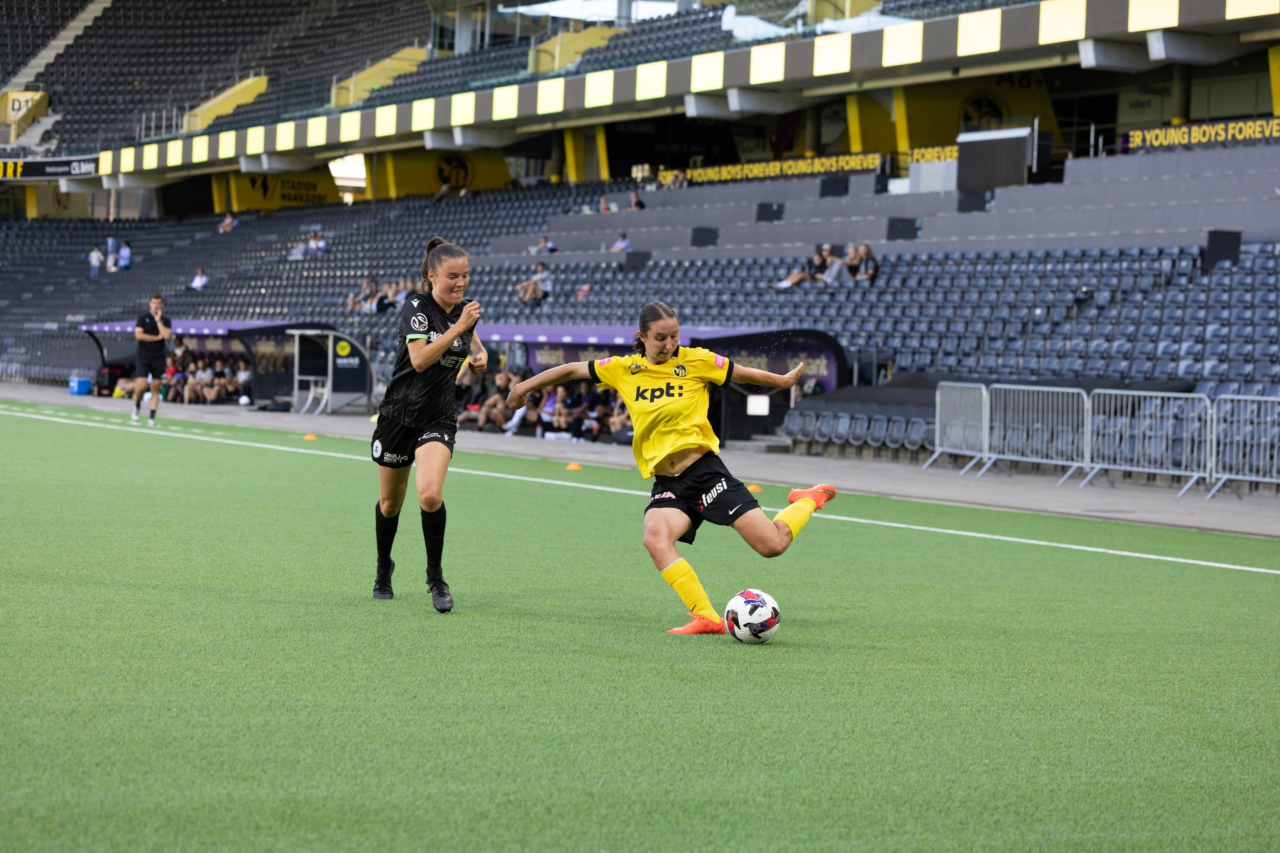 Malaurie Granges von den YB Frauen im Zweikampf mit Chloé Le Franc von Yverdon Sport Féminin im Stadion Wankdorf.