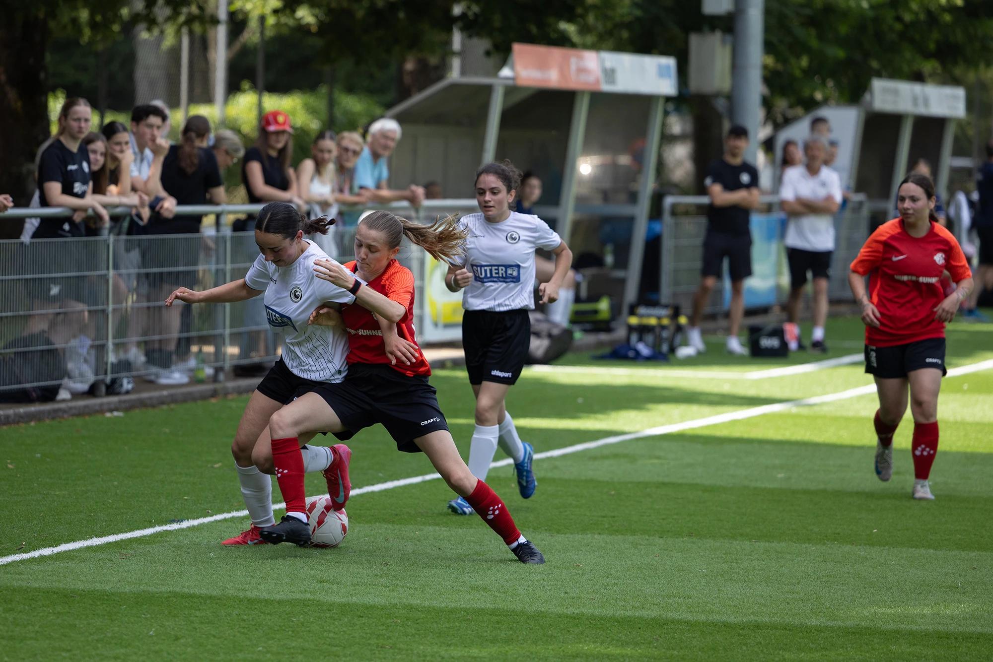Damenfußball Angriff Spielvi Schaffhausen gegen FC Pfäffikon, Sportfotograf Schweiz