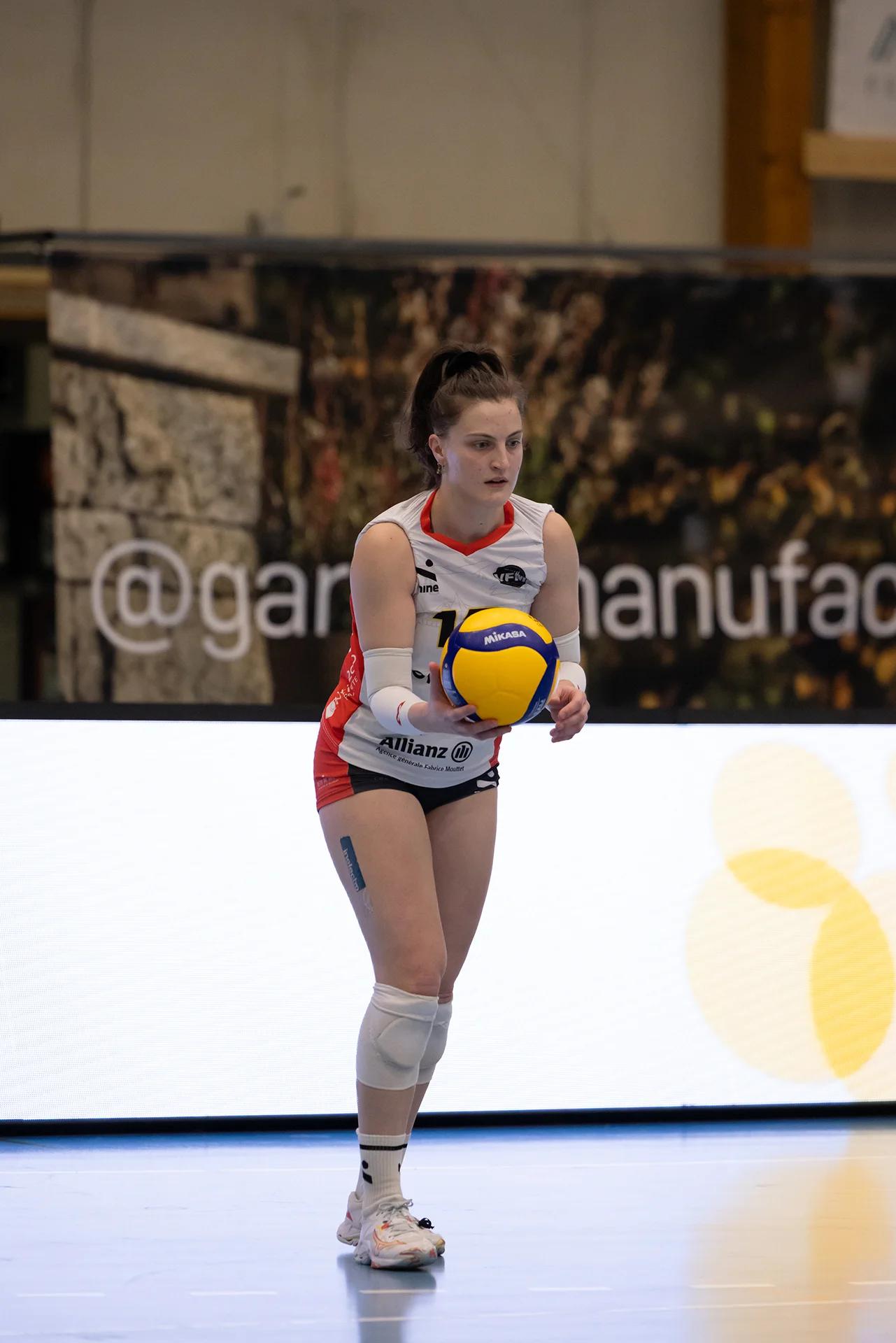 Coralie Varé (BIWI VfM) im Außenangriff, NLA-Playoff-Viertelfinale gegen VC Kanti Schaffhausen.