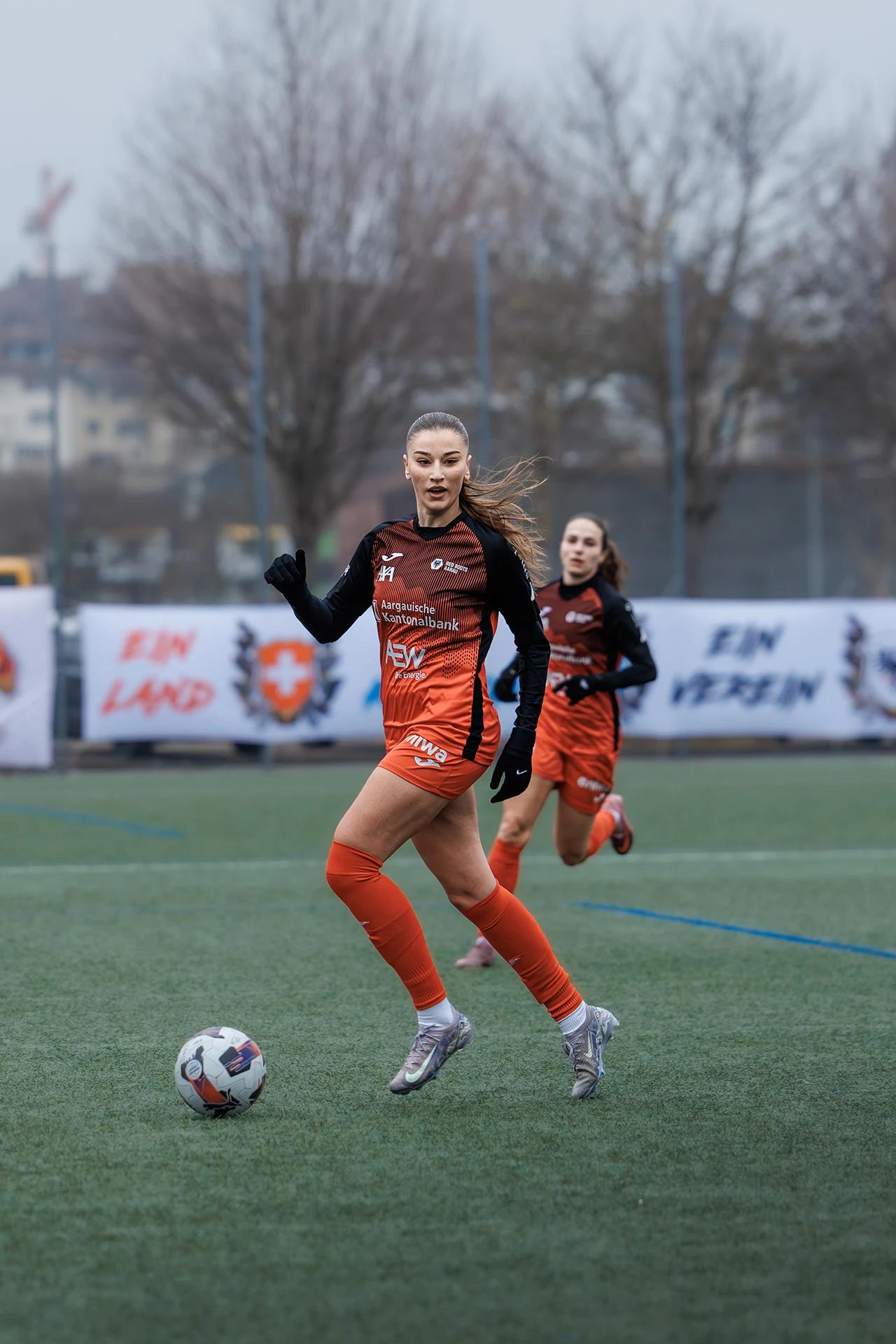 Alketa Rama (FC Aarau Frauen) im Angriff, Freundschaftsspiel gegen SC Freiburg U20.