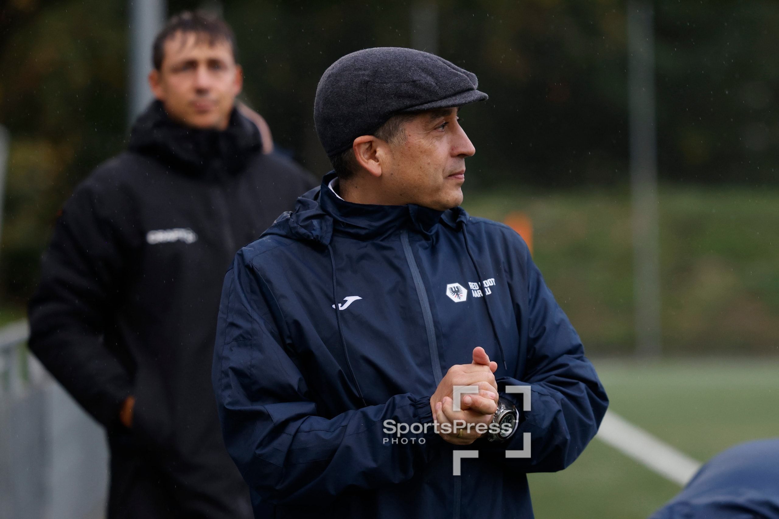 Eduardo Barrera, Trainer der FC Aarau Frauen, an der Seitenlinie beim Spiel gegen den FC Basel 1893 auf der Sportanlage Schachen in Aarau.
