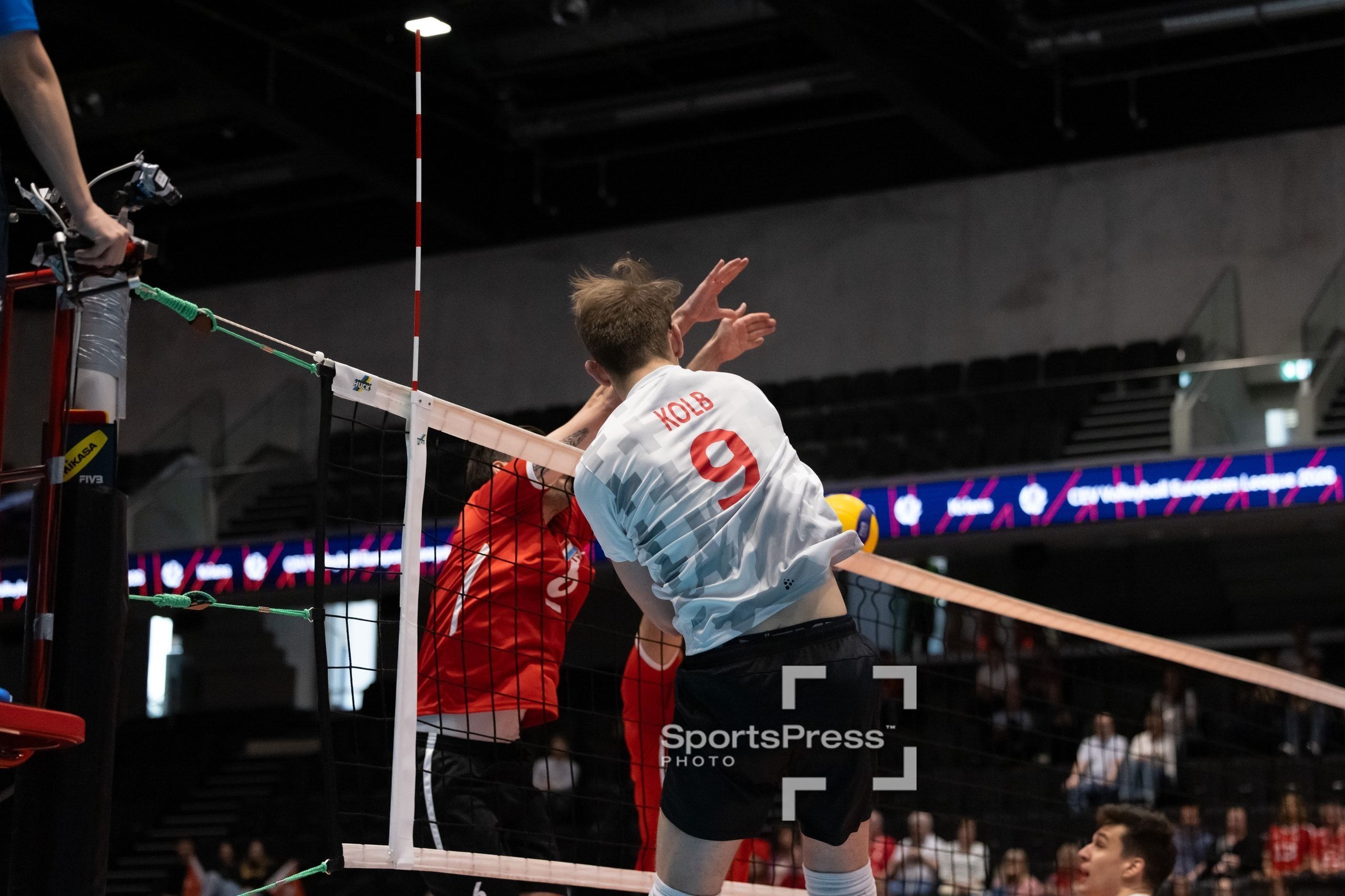 Cyril Kolb von der Schweiz im Angriff, beim Spiel der CEV Volleyball European League gegen Luxemburg in der Pilatus Arena in Kriens.