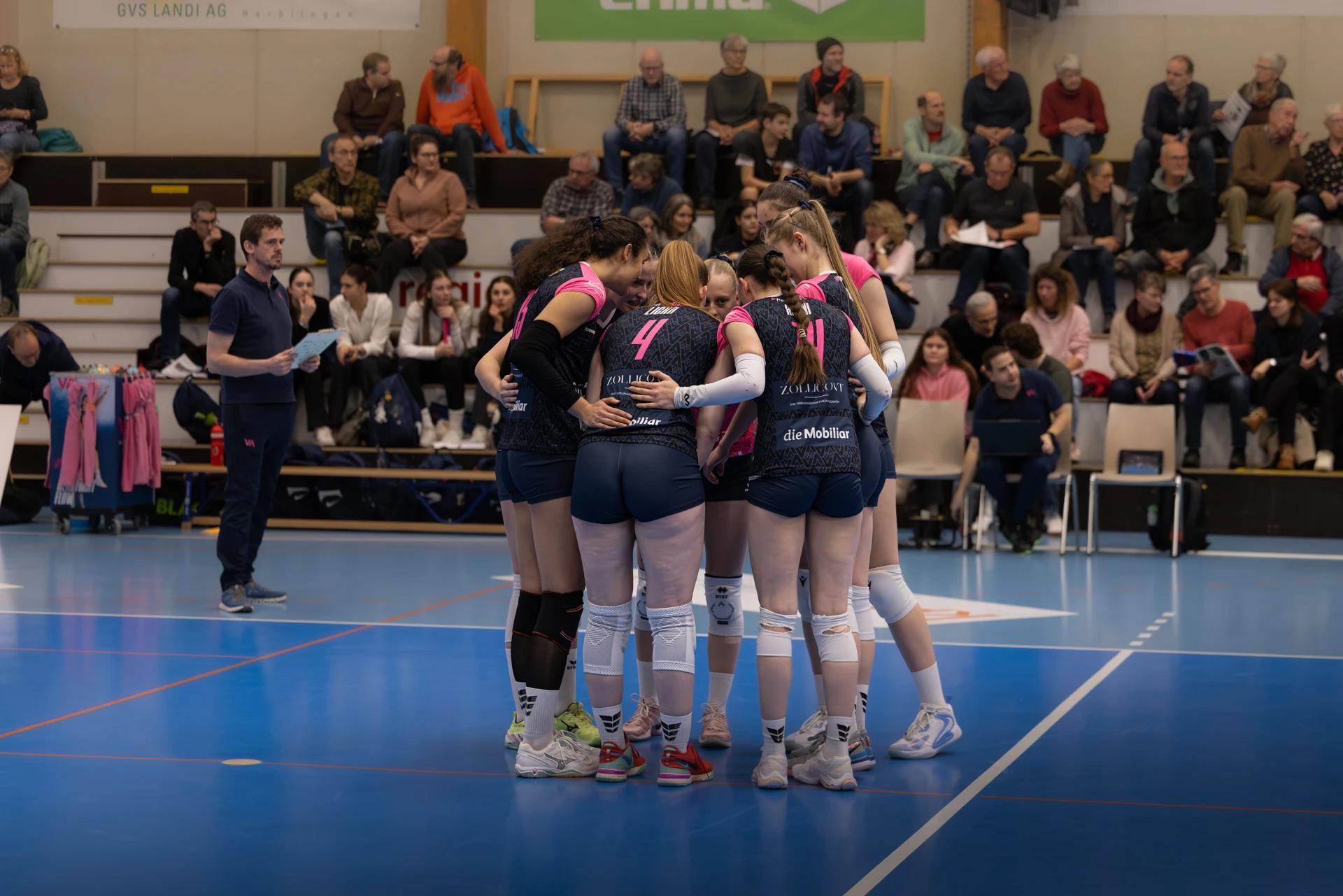 NLZ Volleyball Academy Zürich - Spielerinnenkreis. NLA-Frauen-Spiel: VC Kanti Schaffhausen gegen NLZ Volleyball Academy Zürich.