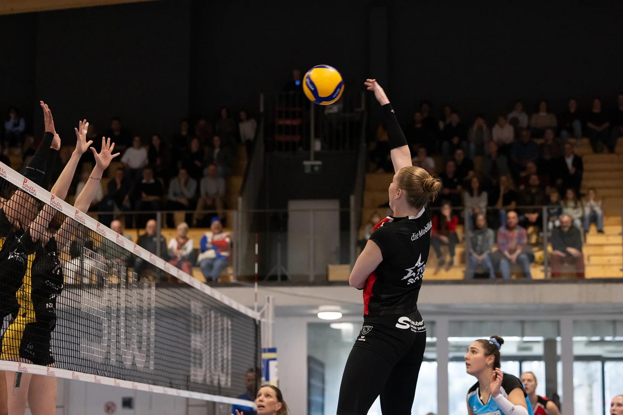 Jordan Lockwood (VC Kanti Schaffhausen) als Diagonalangreiferin, NLA-Playoff-Rückspiel gegen BIWI VfM.