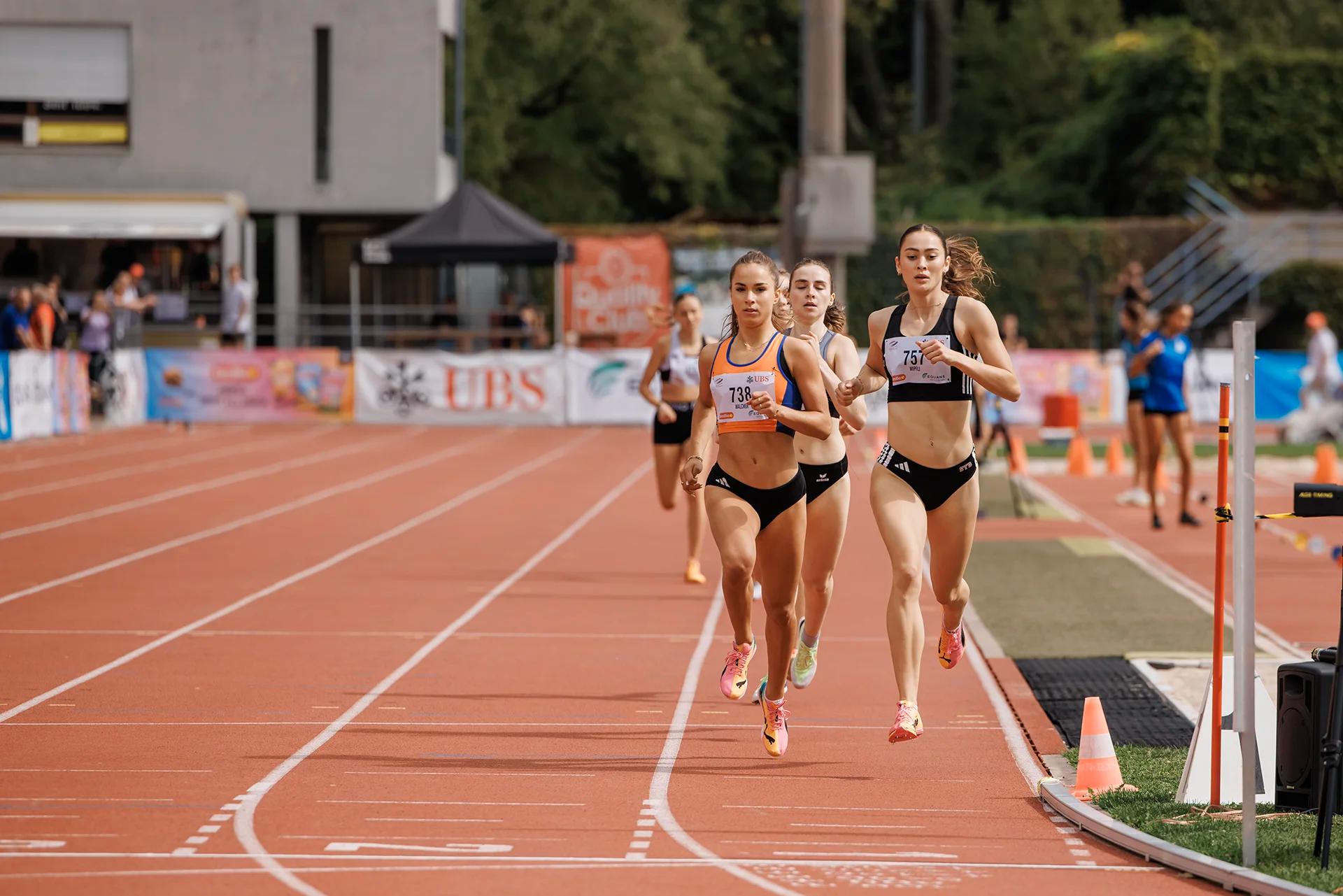 Mittelstrecke, Startnummern 757 und 738, bei den Schweizer Meisterschaften U20/U23 2026 im Stadion Schützenmatte in Basel.