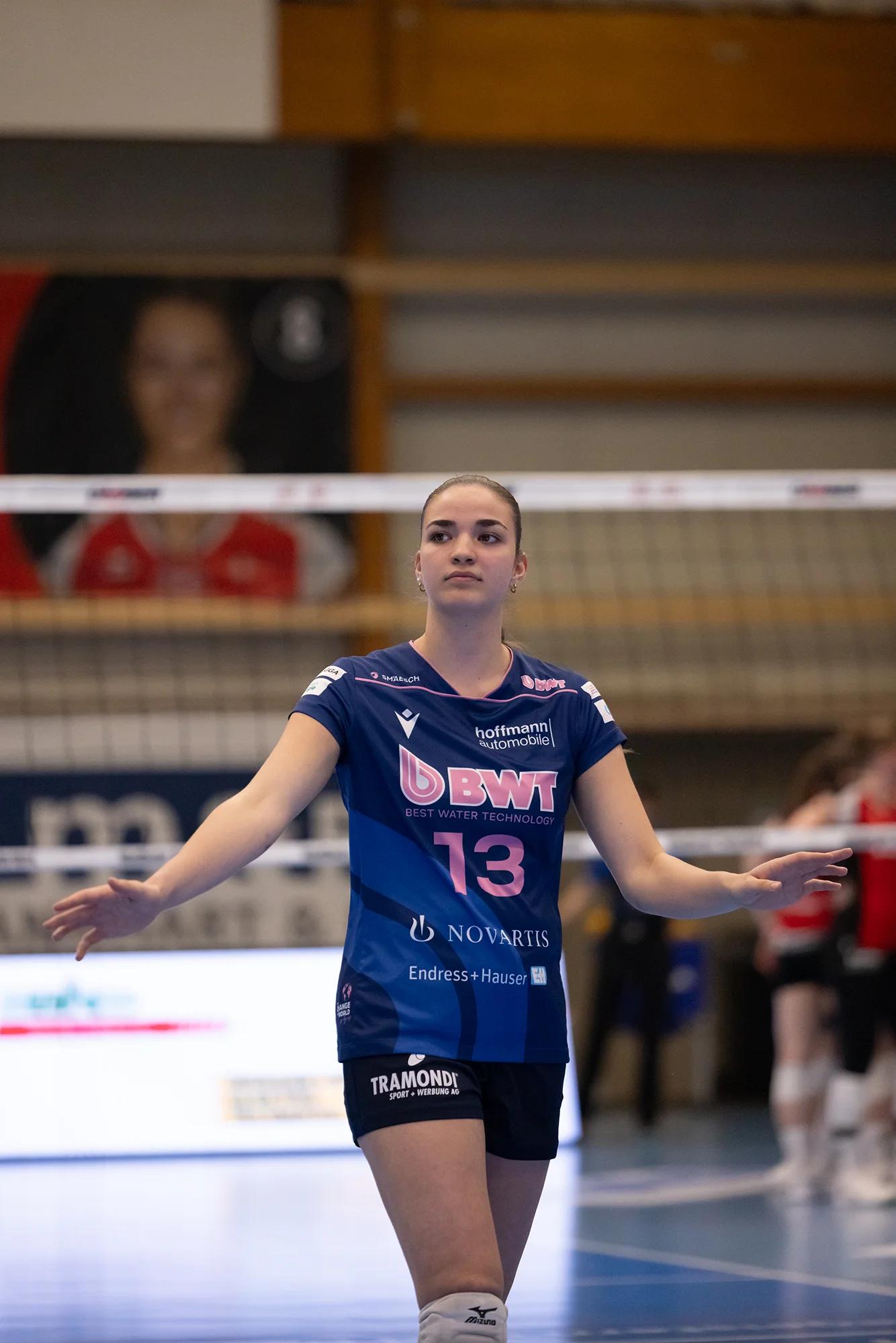 Anouk Locher (Sm'Aesch Pfeffingen) als Diagonalangreiferin, NLA-Playoff-Halbfinale gegen VC Kanti Schaffhausen.