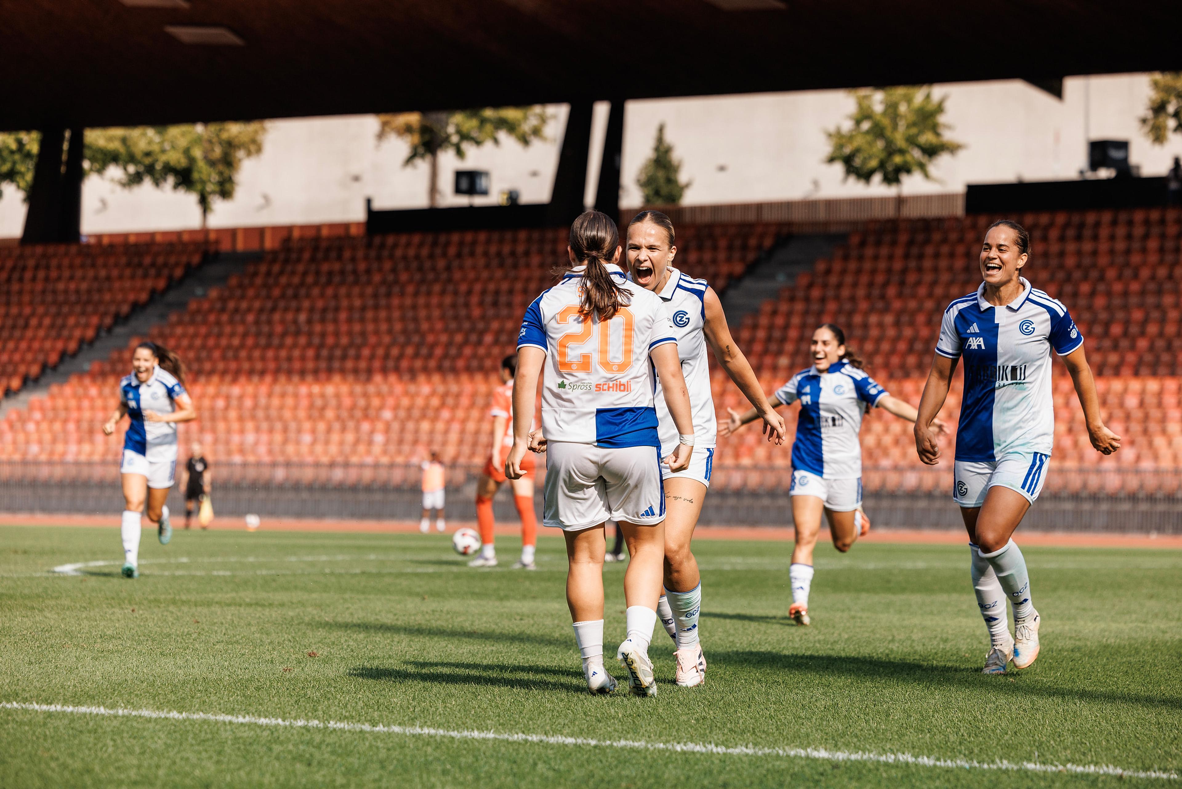 Michelle Storni und Ella Ljuština bejubeln das frühe Führungstor des Grasshopper Club Zürich gegen den FC Rapperswil-Jona im Stadion Letzigrund.