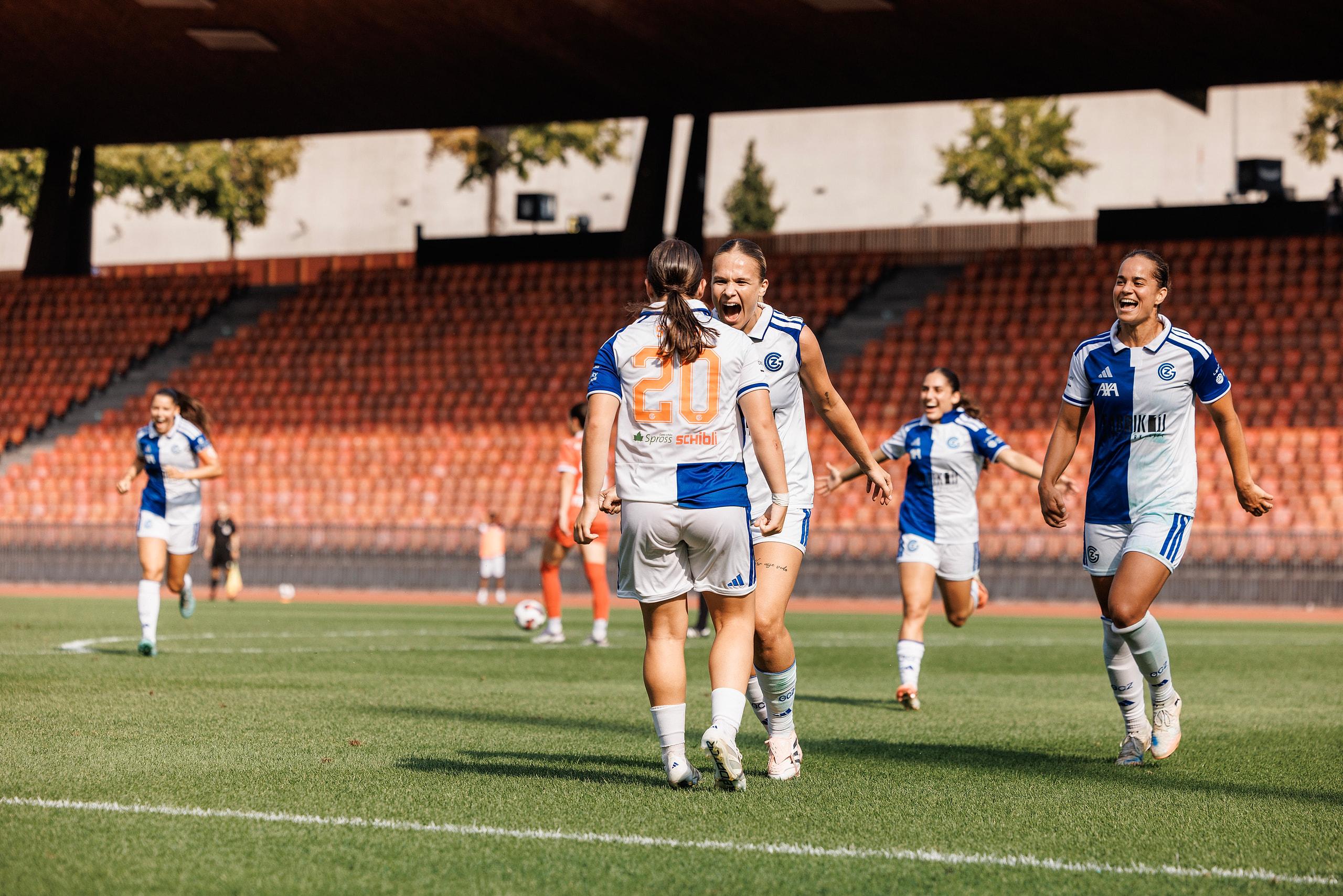 Michelle Storni und Ella Ljuština bejubeln das frühe Führungstor des Grasshopper Club Zürich gegen den FC Rapperswil-Jona im Stadion Letzigrund.