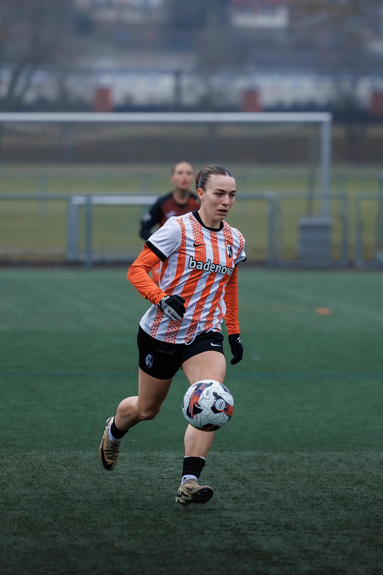 Rebecca Rummel (SC Freiburg U20) im Sturm, Freundschaftsspiel gegen FC Aarau Frauen.