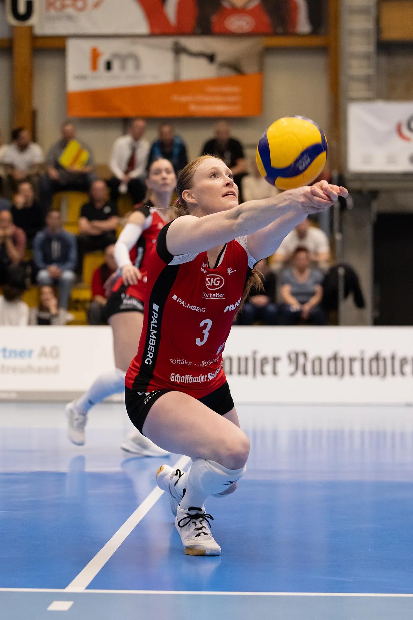 Sydney Cole (VC Kanti Schaffhausen) im Zuspiel, NLA-Playoff-Halbfinale gegen Sm'Aesch Pfeffingen.