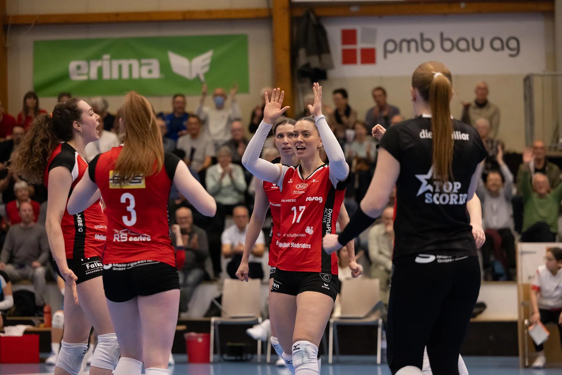 Leana Zuvic (VC Kanti Schaffhausen) im Außenangriff, NLA-Playoff-Halbfinale gegen Sm'Aesch Pfeffingen.
