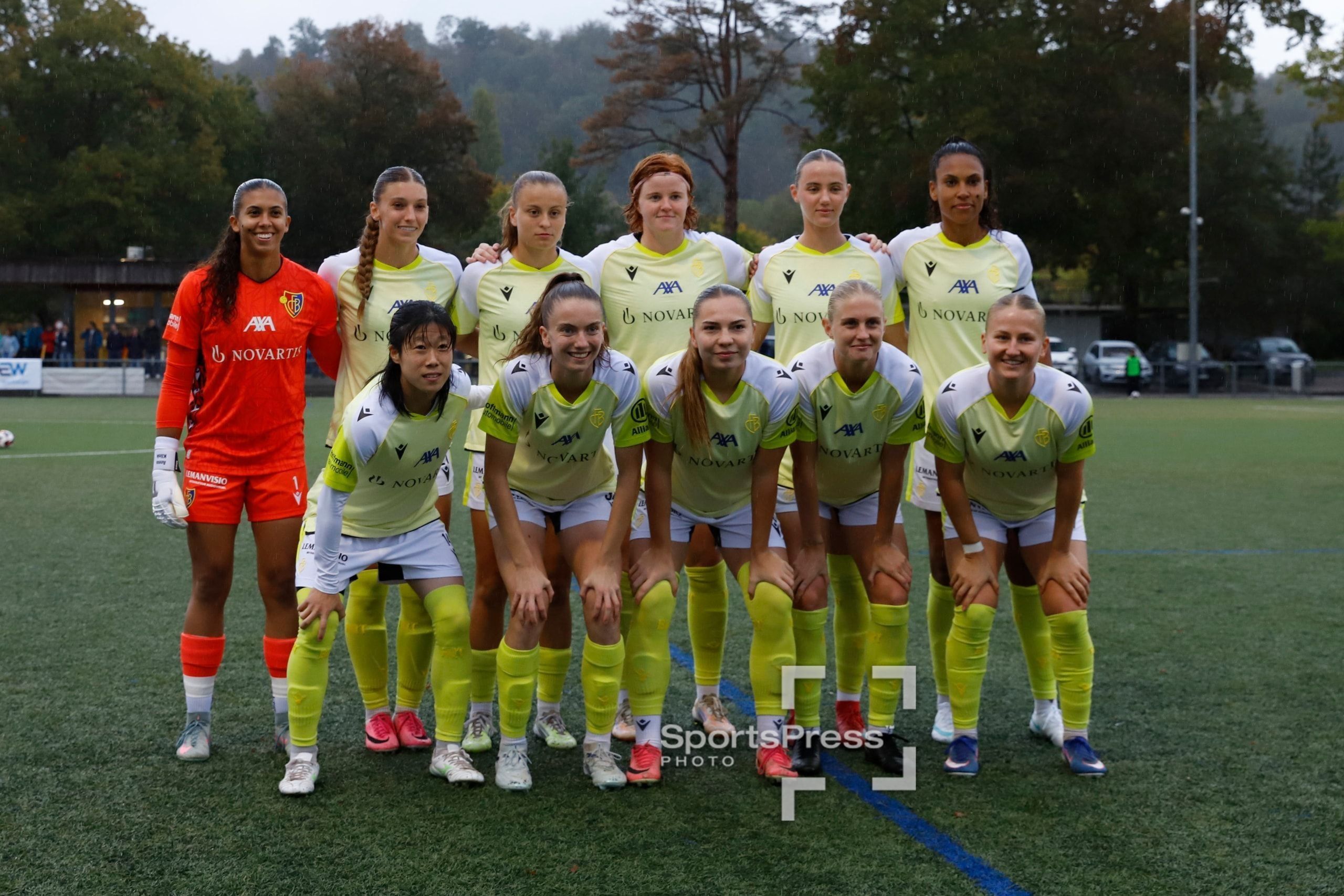 Mannschaftsfoto des FC Basel 1893 vor dem Spiel gegen die FC Aarau Frauen auf der Sportanlage Schachen in Aarau.