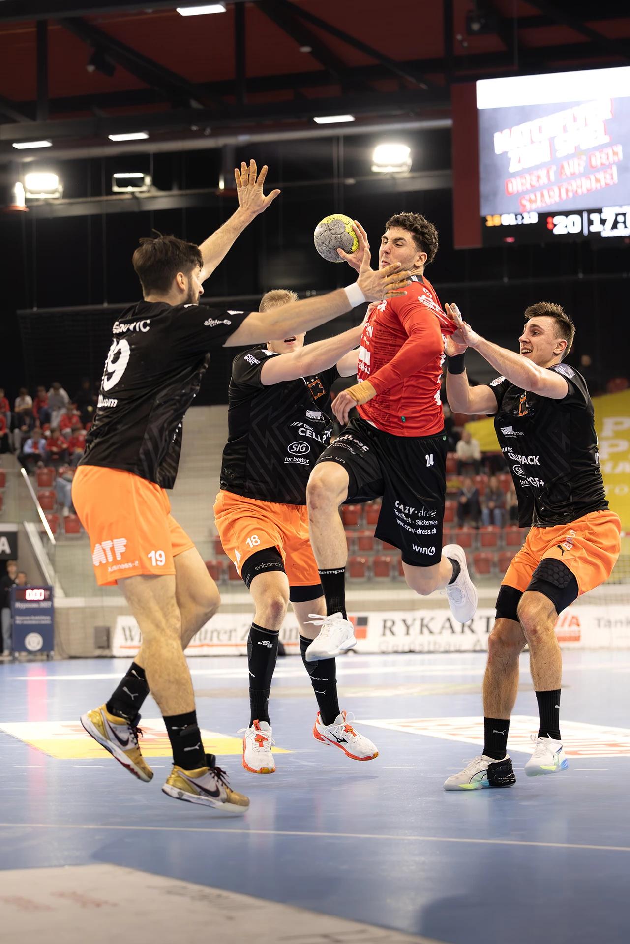 Mehdi Ben Romdhane (Pfadi Winterthur) im mittleren Rückraum, QHL-Spiel gegen Kadetten Schaffhausen.