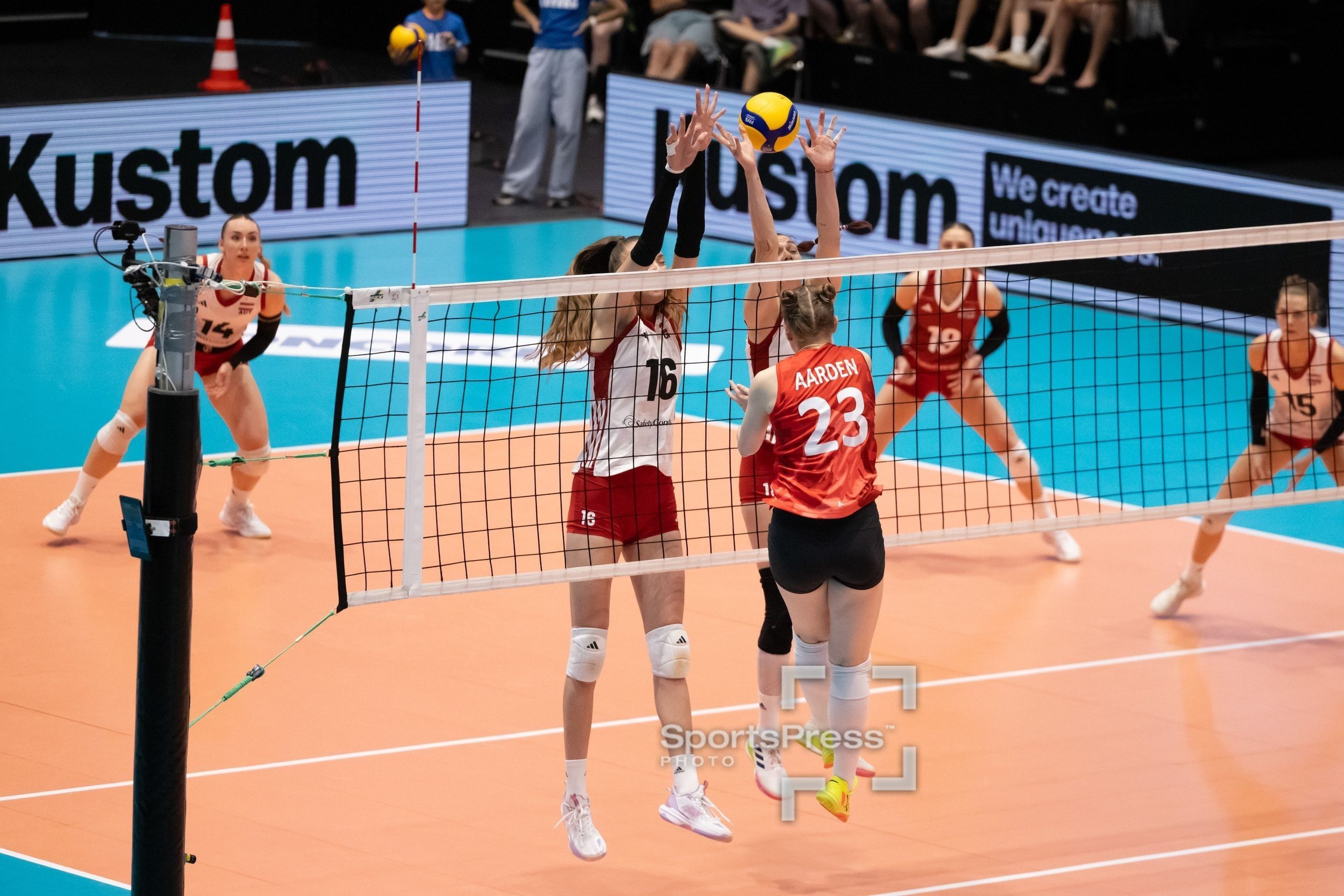 Meret Aarden von der Schweiz greift gegen Anamarija Galić aus Österreich an, in der Pilatus Arena in Kriens.