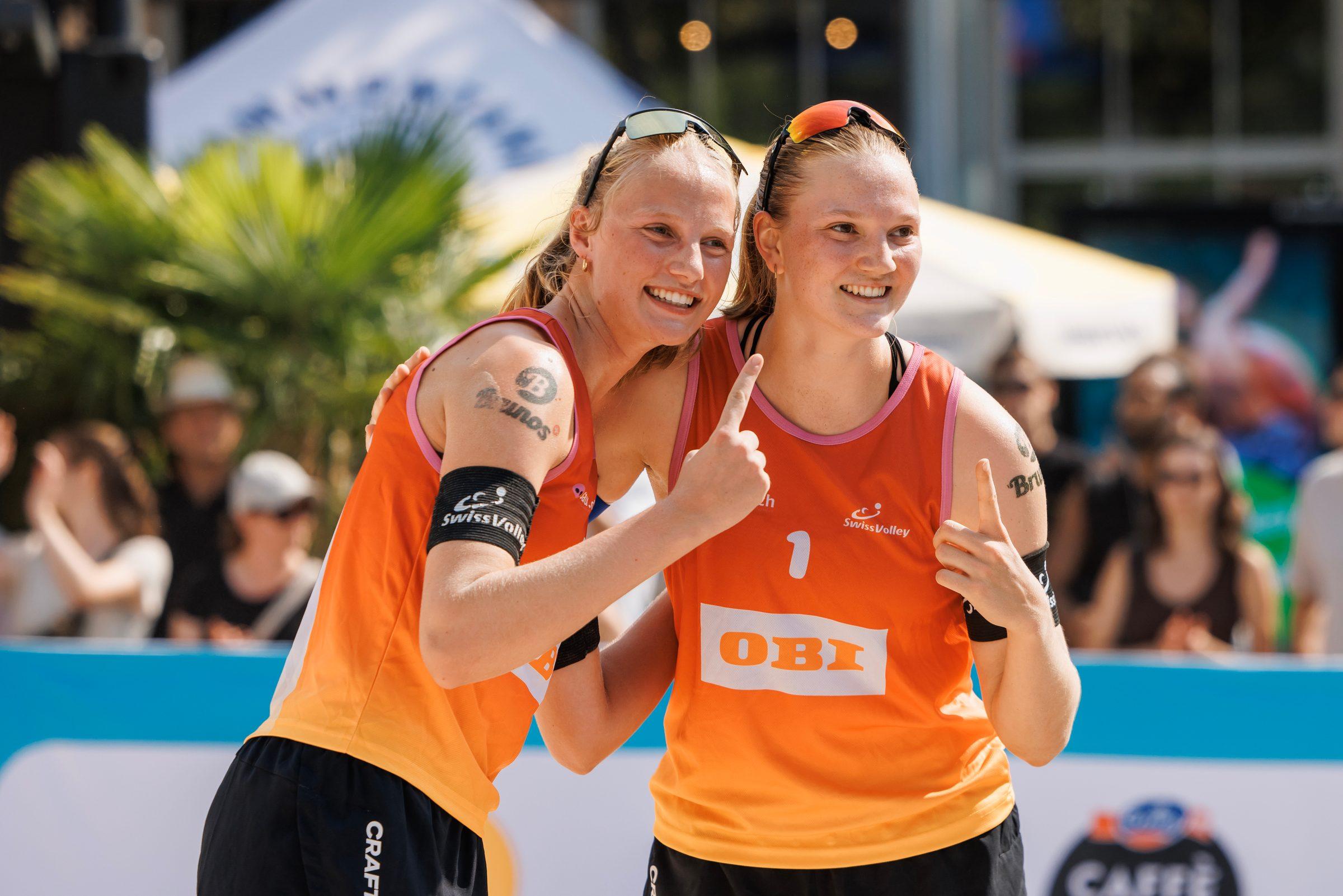 Muriel Bossart und Linda Abbühl jubeln nach ihrem Turniersieg, Bossart zeigt die Nummer eins.
