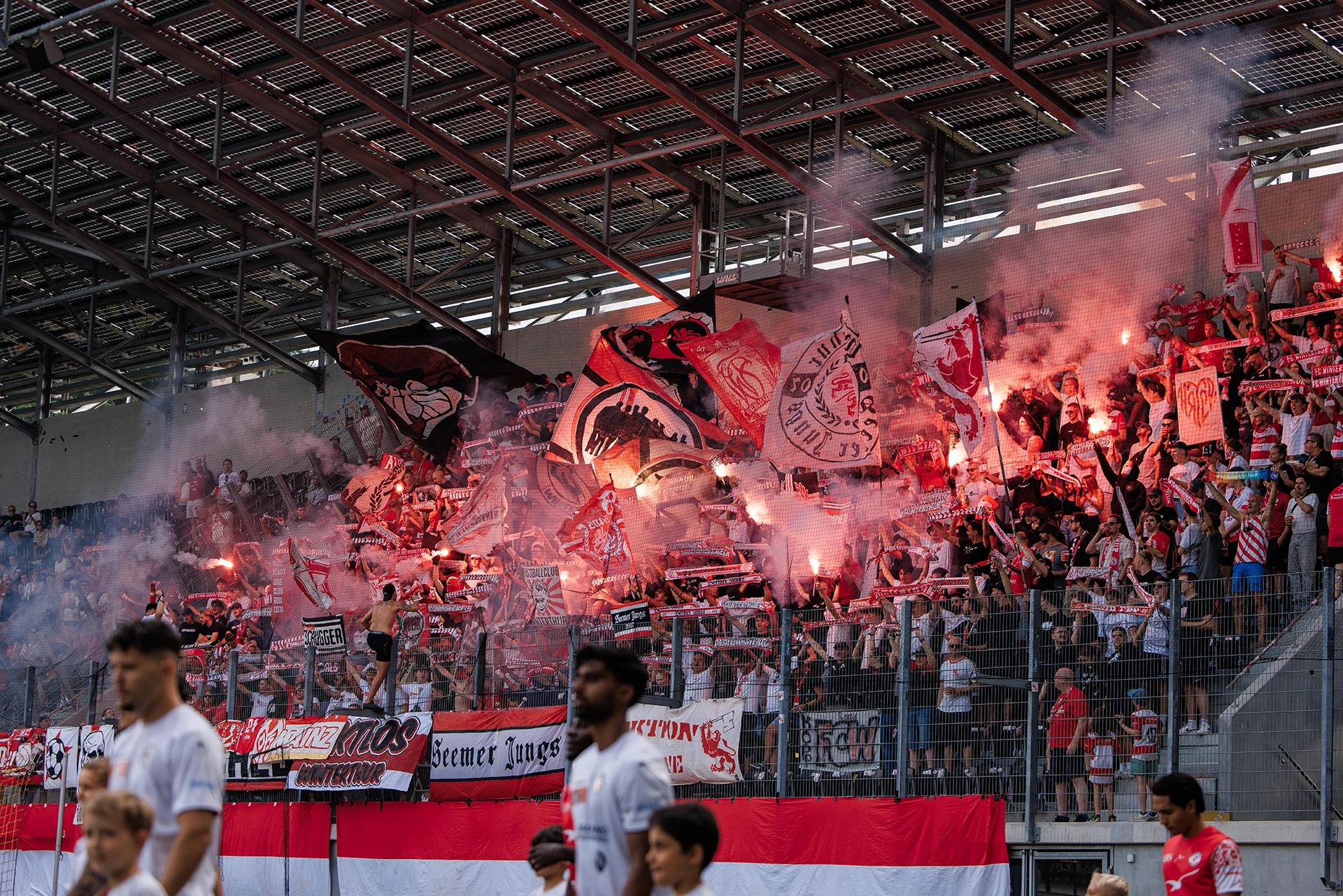 Pyrotechnik im Gästeblock des FC Winterthur bei dem Cup Spiel