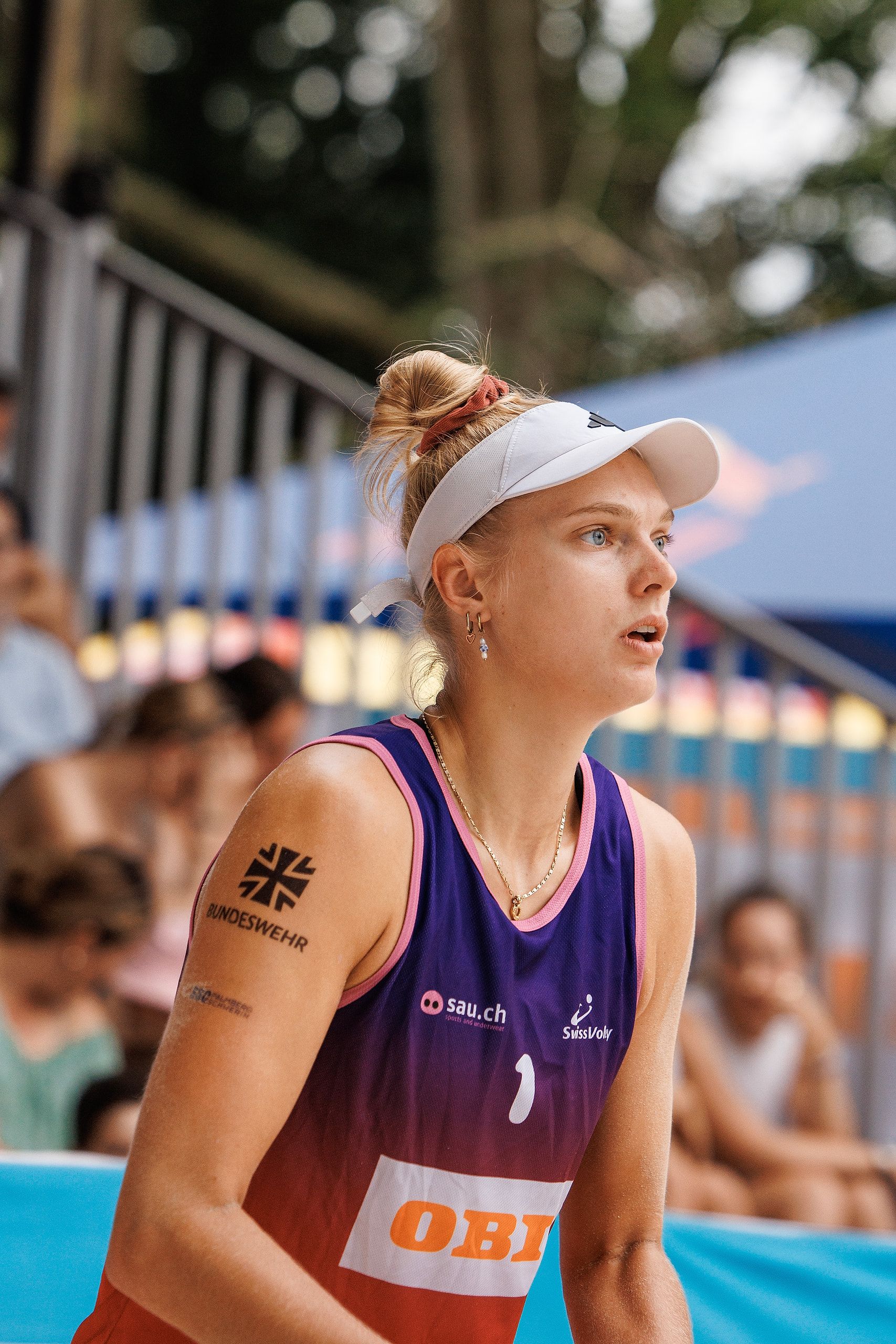 Linda Bock bereitet den Aufschlag vor, im Spiel Wandeler/Stolz gegen Bock/Kunst (GER) bei der OBI Beach Tour 2026 in Luzern.