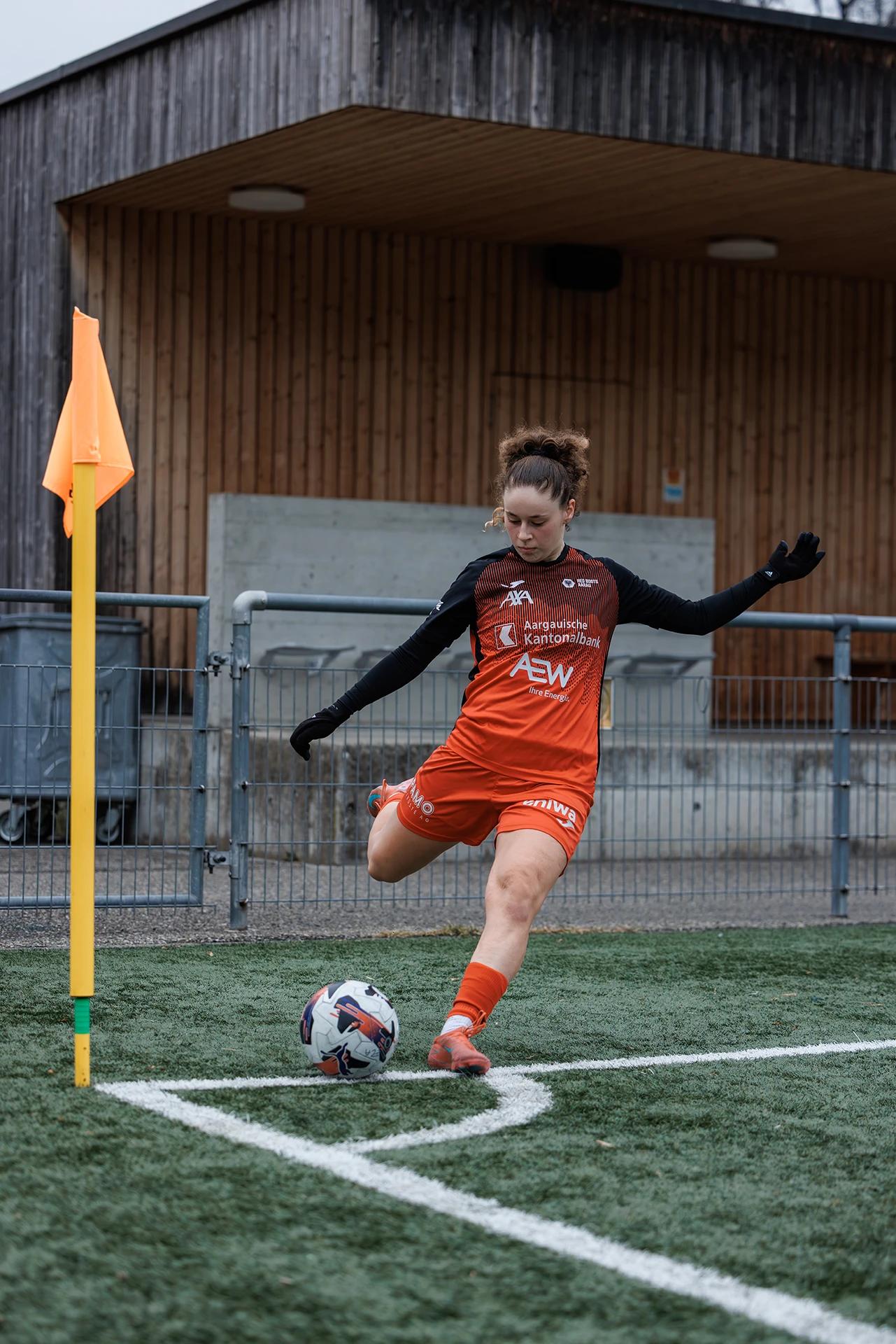 Donika Deda (FC Aarau Frauen) im Mittelfeld, Freundschaftsspiel gegen SC Freiburg U20.