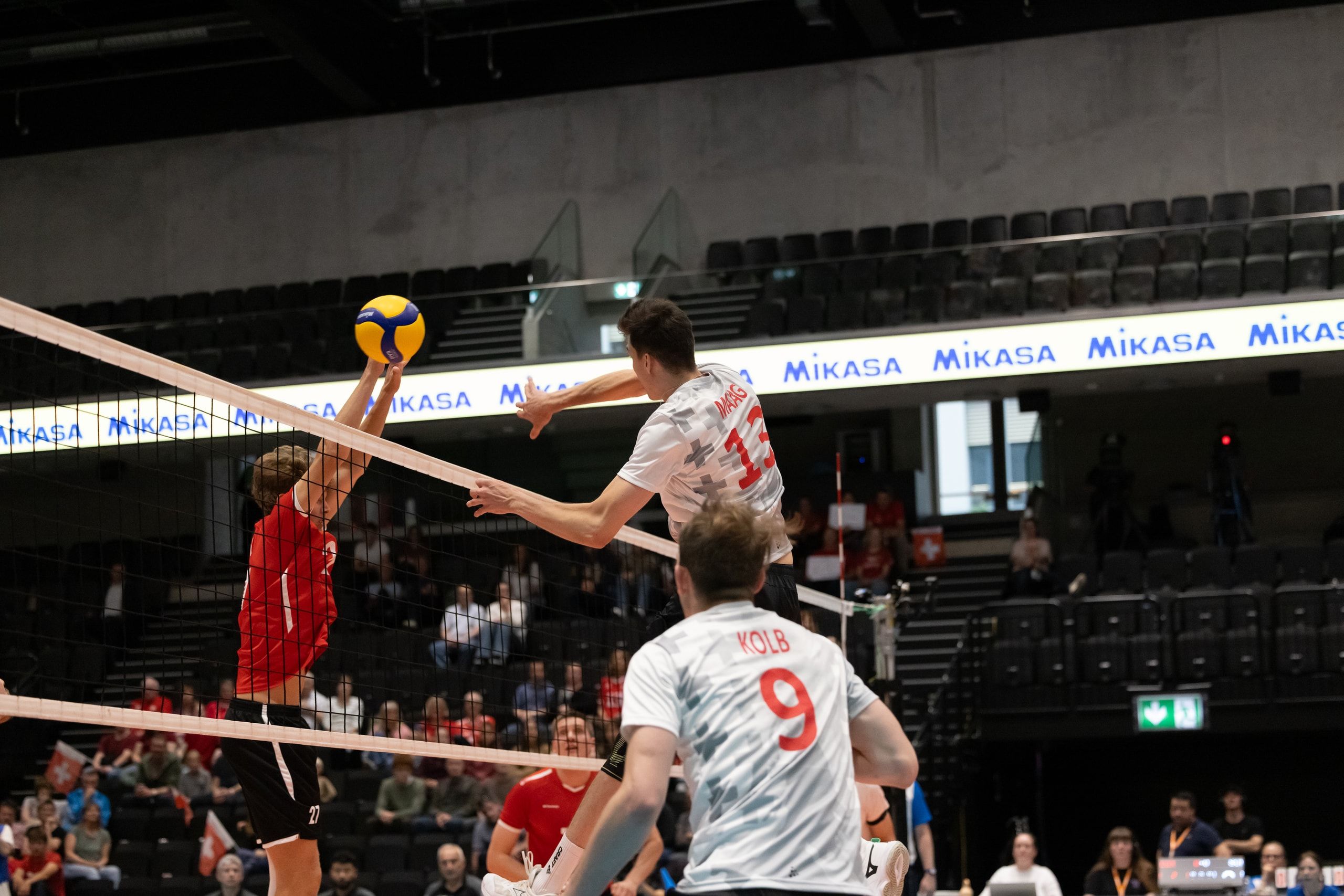 Simon Maag von der Schweiz greift gegen Tim Mangen aus Luxemburg an, beim Spiel der CEV Volleyball European League in der Pilatus Arena in Kriens.