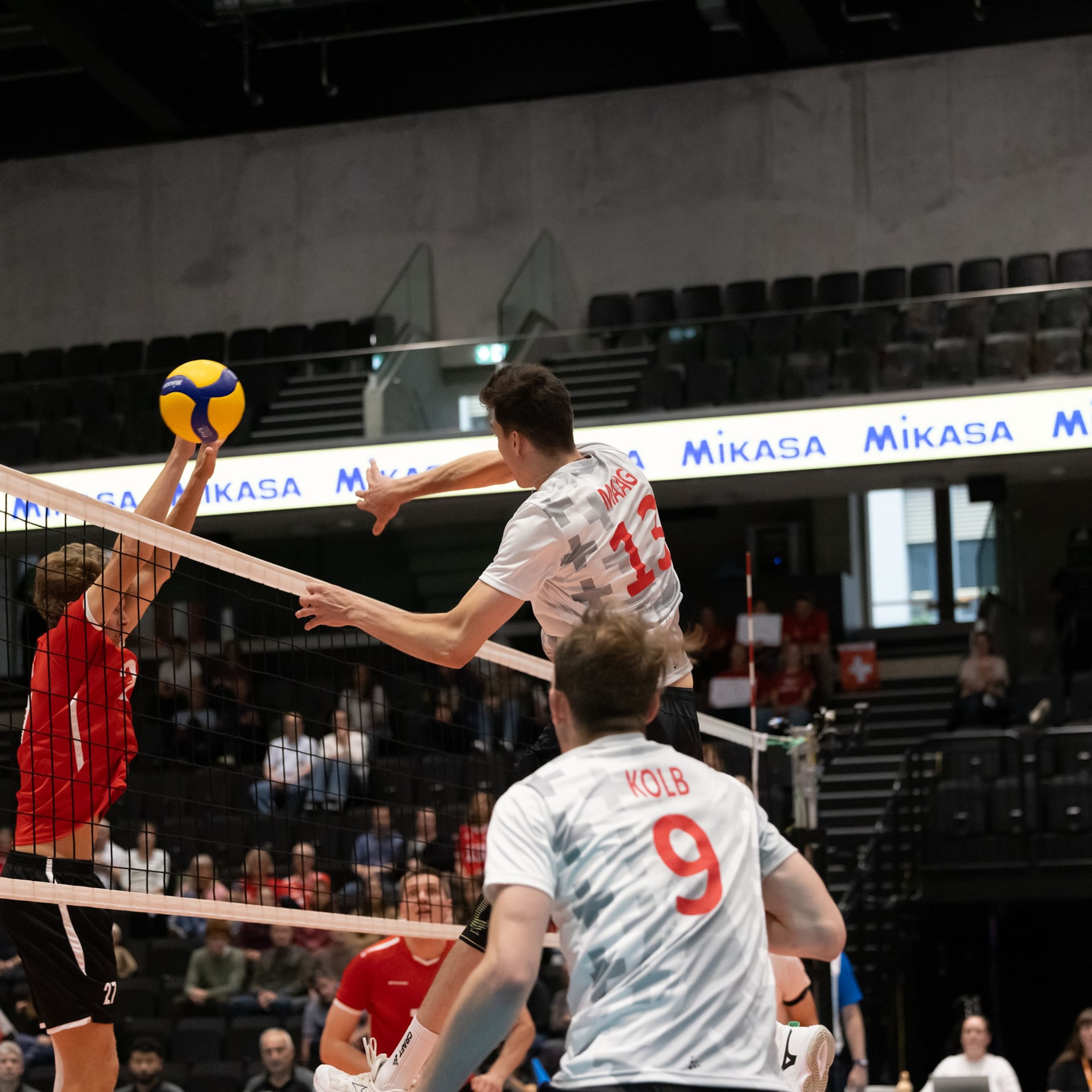 Simon Maag von der Schweiz greift gegen Tim Mangen aus Luxemburg an, beim Spiel der CEV Volleyball European League in der Pilatus Arena in Kriens.