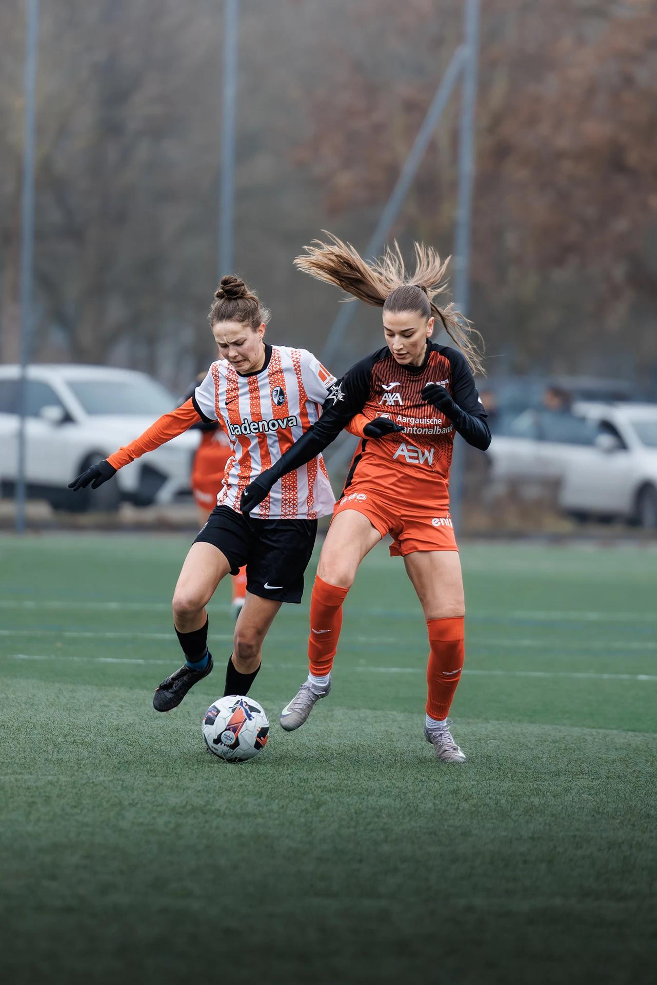 Alketa Rama (FC Aarau Frauen) im Angriff, Freundschaftsspiel gegen SC Freiburg U20.
