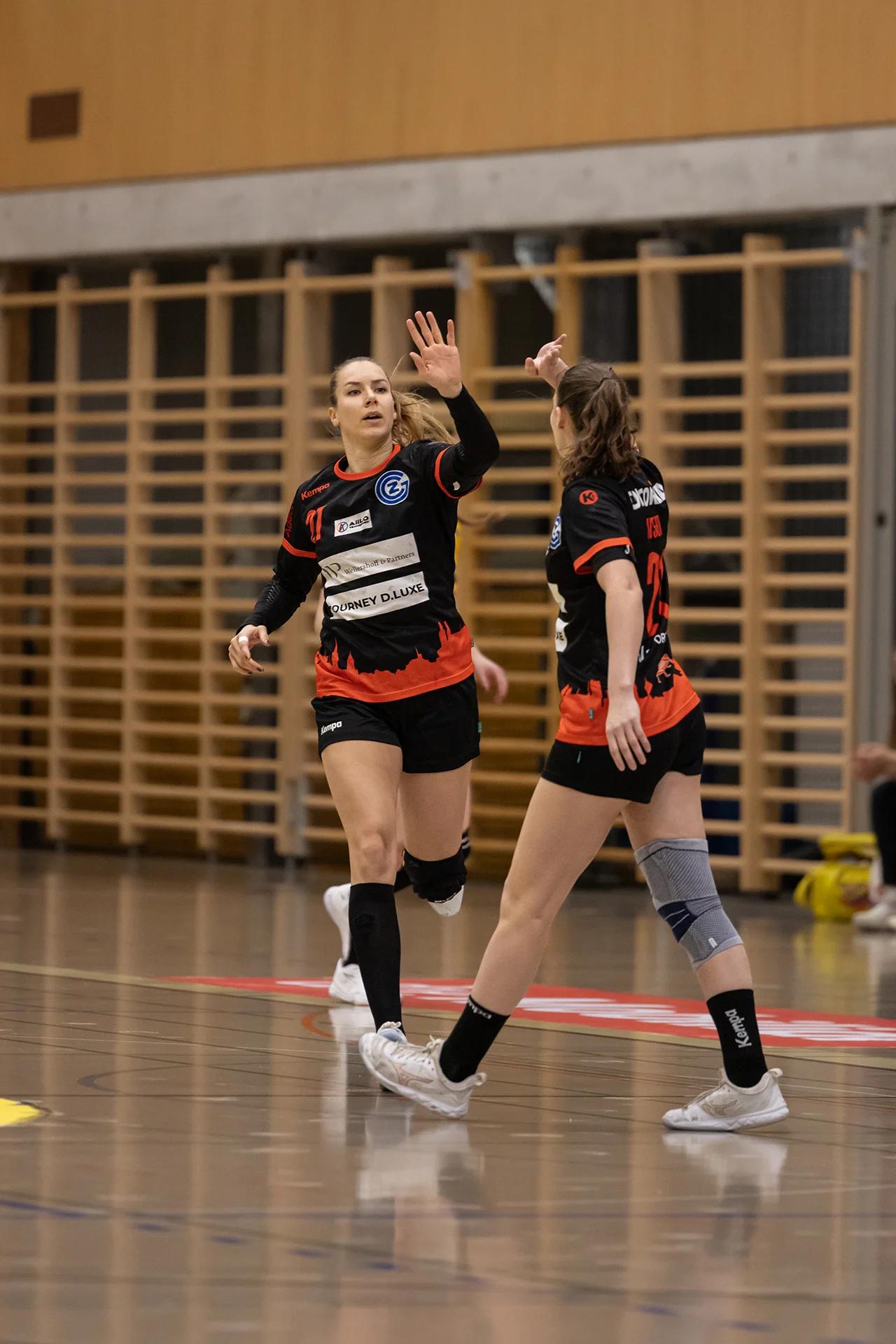 Kerstin Kündig (GC Amicitia Zürich) im mittleren Rückraum, SPL1-Spiel gegen Yellow Winterthur.