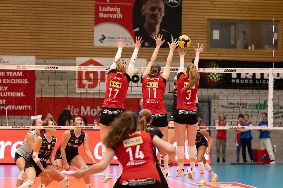 Sydney Cole (VC Kanti Schaffhausen) im Zuspiel, NLA-Finalspiel gegen Viteos NUC.