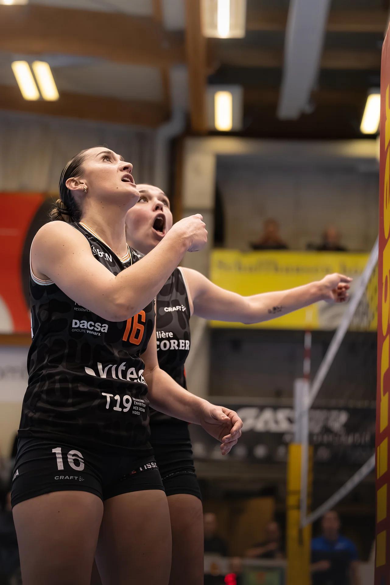 Tia Scambray (Viteos NUC) im Außenangriff, NLA-Frauen-Spiel gegen VC Kanti Schaffhausen.