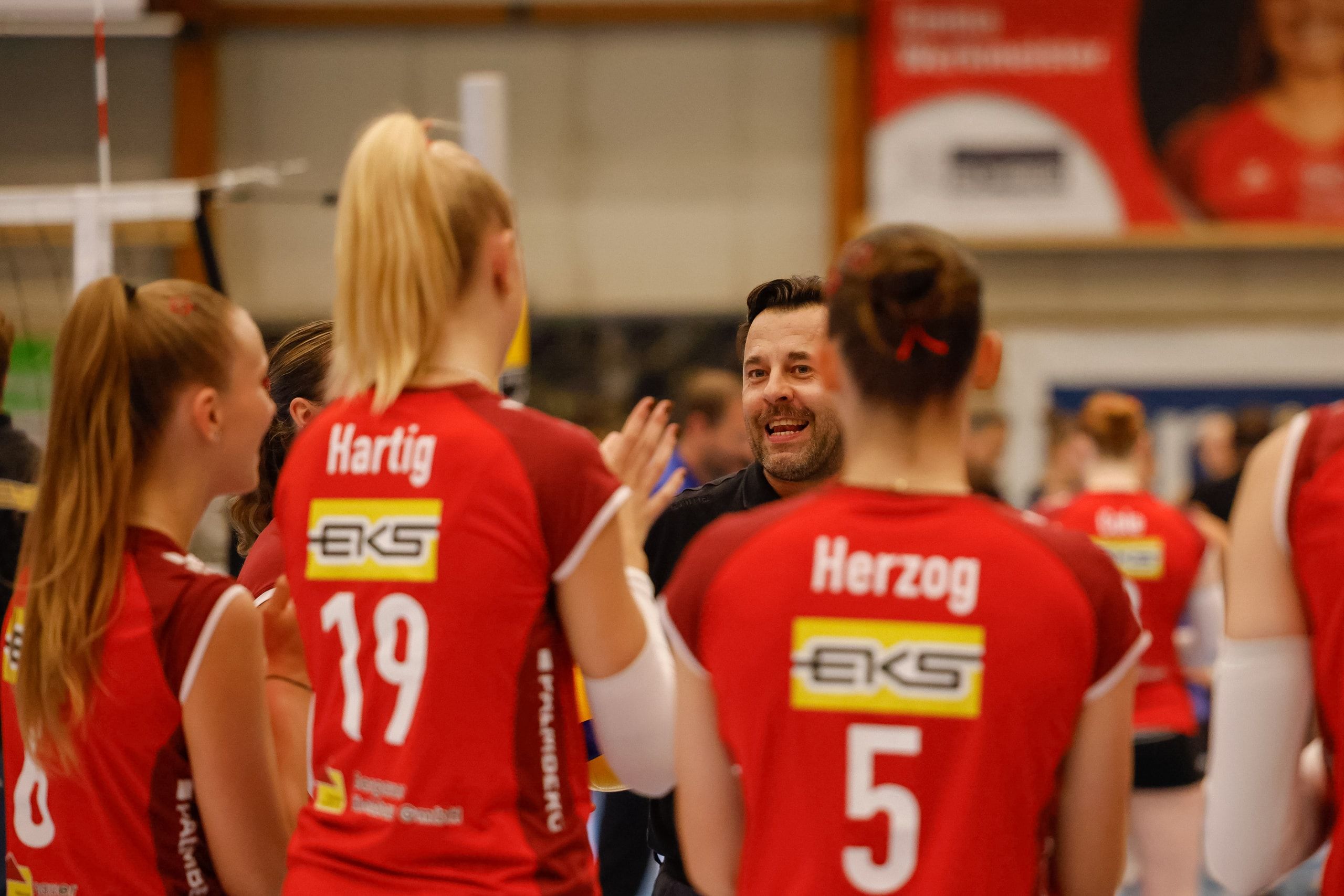 Nicki Neubauer, Cheftrainer des VC Kanti Schaffhausen, mit seinen Spielerinnen vor dem Spiel gegen Raiffeisen Volley Toggenburg in der BBC Arena in Schaffhausen.