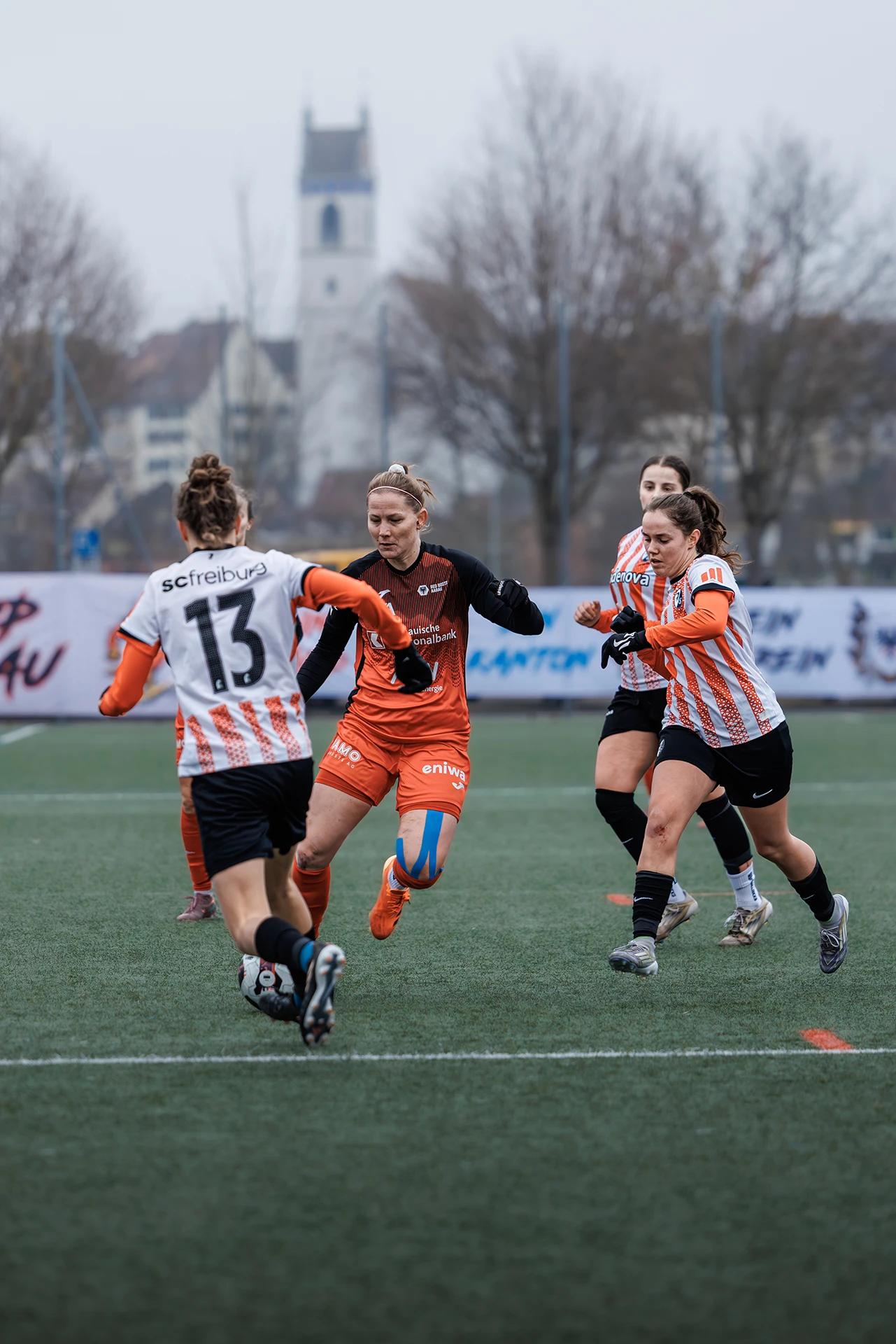 Julia Pfannschmidt (FC Aarau Frauen) im Mittelfeld, Freundschaftsspiel gegen SC Freiburg U20.