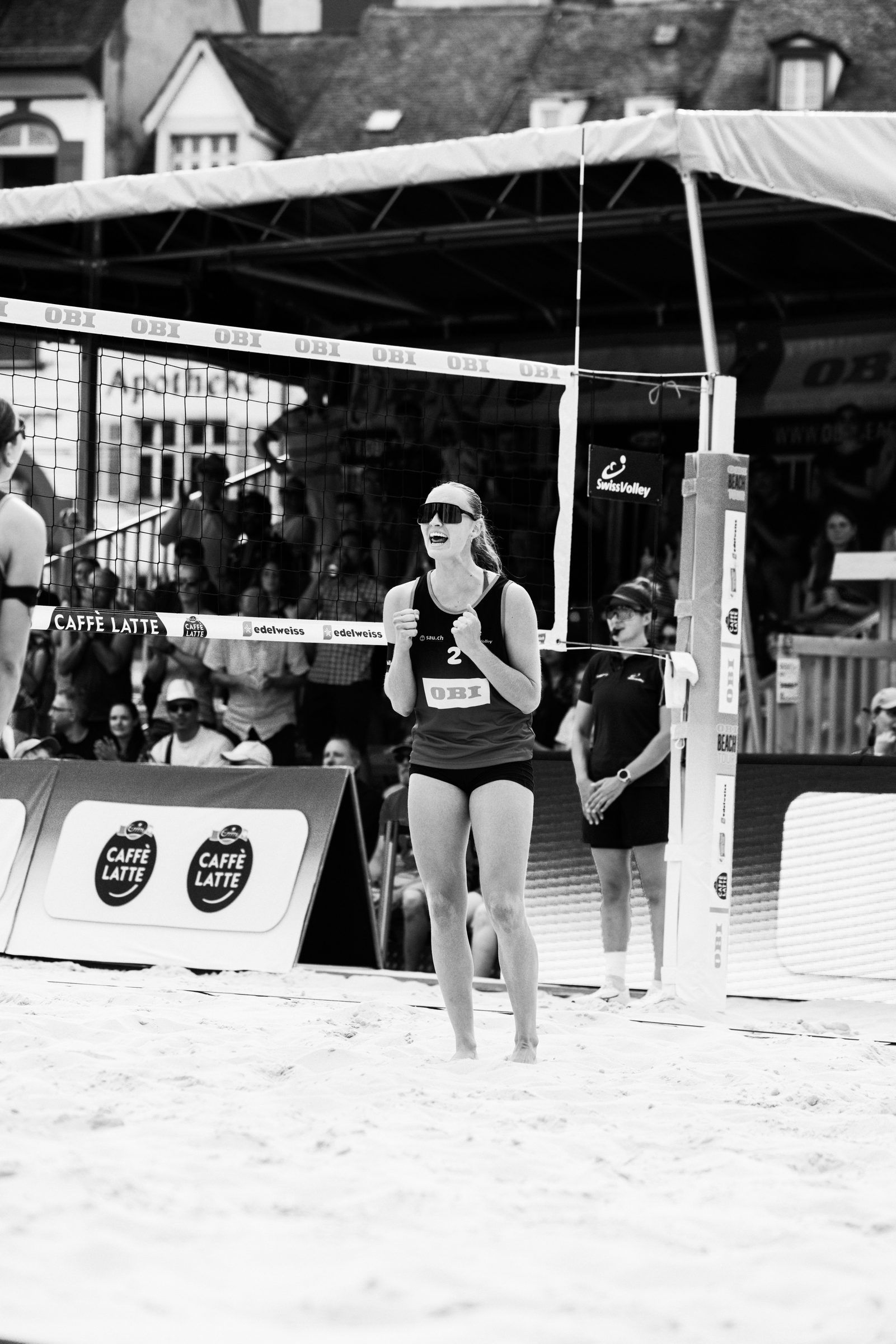 Livia Stolz mit dem Ball vor dem Aufschlag, Schwarzweißaufnahme, im Spiel Wandeler/Stolz gegen Eugster/Gähwiler bei der OBI Beach Tour 2026 in Basel.