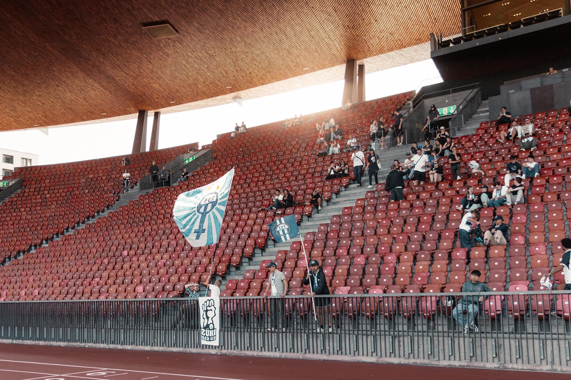Fans von FC Zürich vor dem AWSL-Playoff-Viertelfinale gegen Grasshopper Club Zürich.