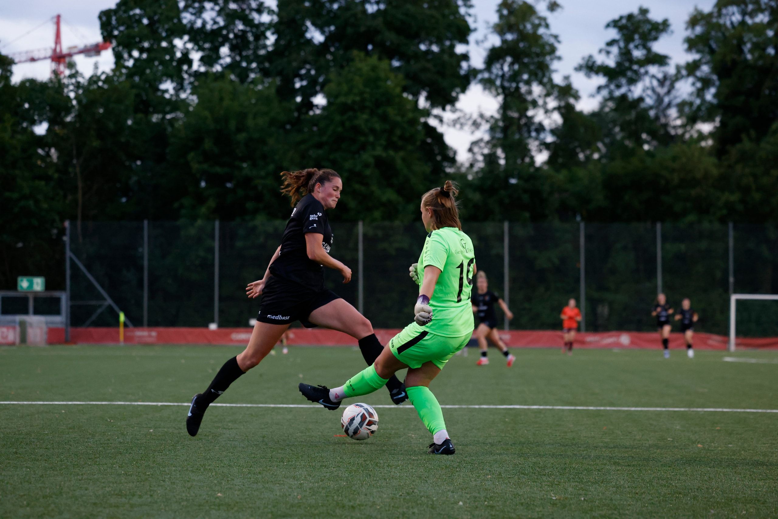Elena Van Niekerk vom FC Winterthur setzt Torhüterin Michaela Clerc von FF Toggenburg unter Druck, beim Vorbereitungsspiel im Stadion Schützenwiese.