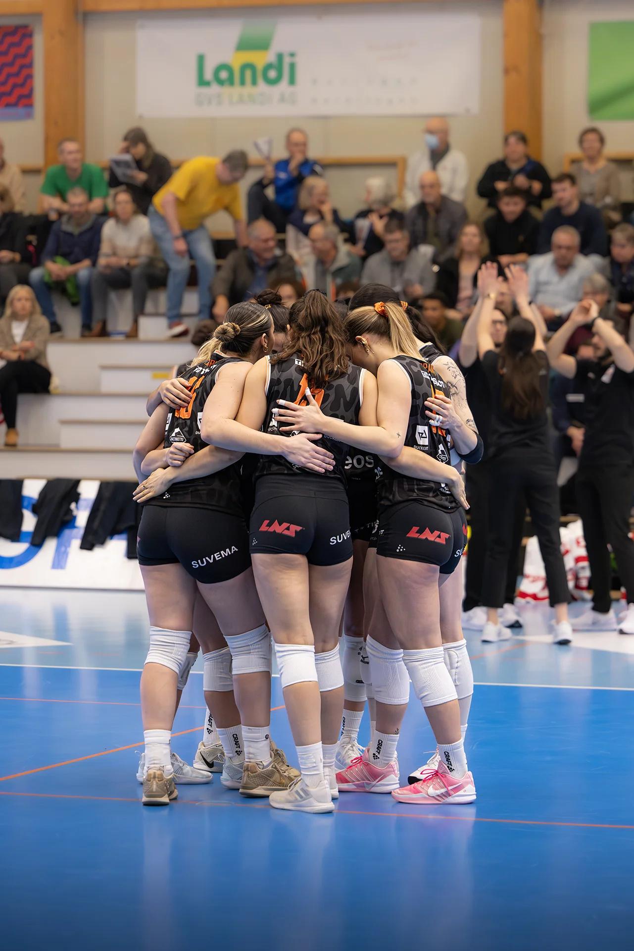 Der Spielerinnenkreis von Viteos NUC beim NLA-Frauen-Spiel bei VC Kanti Schaffhausen.