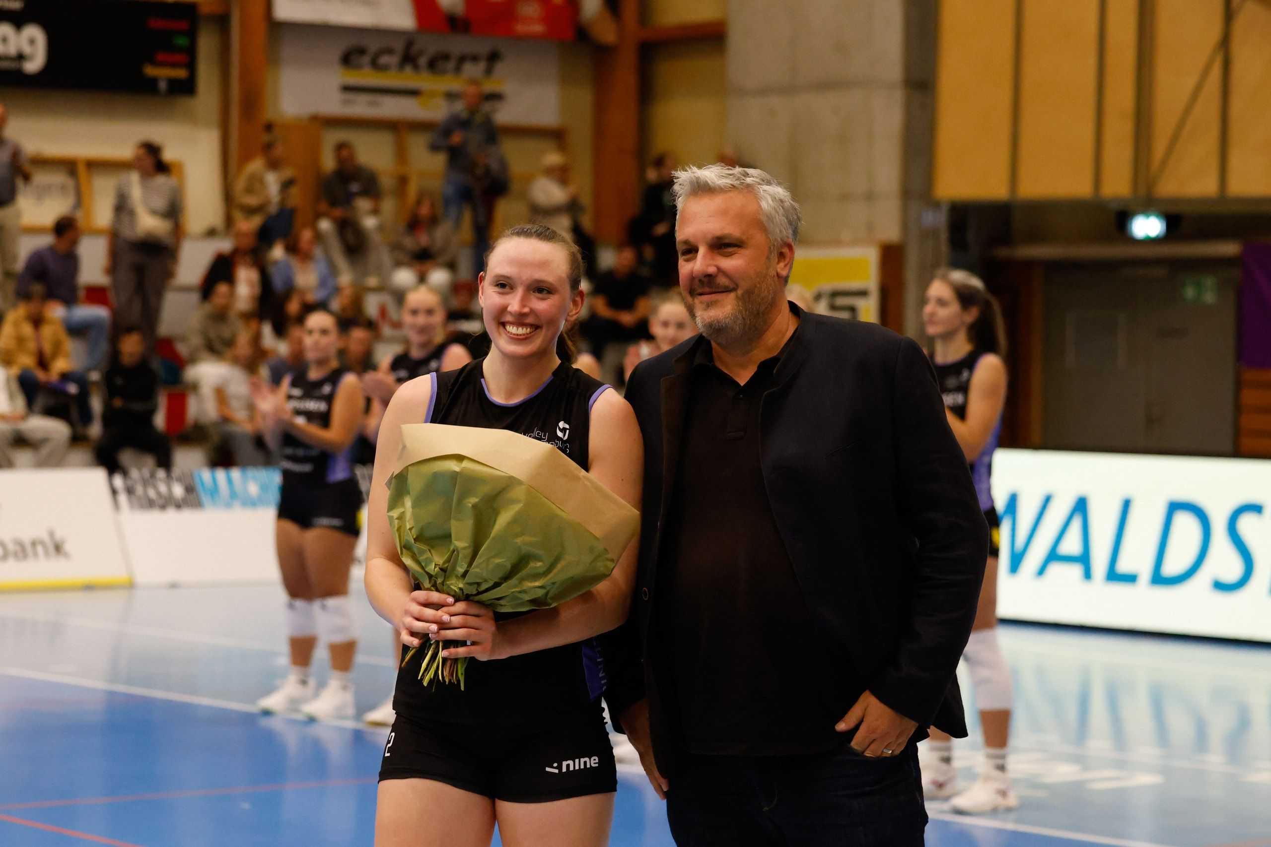 Maia Rackel von Raiffeisen Volley Toggenburg wird nach dem Spiel gegen den VC Kanti Schaffhausen als beste Spielerin ihres Teams mit Blumen geehrt, in der BBC Arena in Schaffhausen.