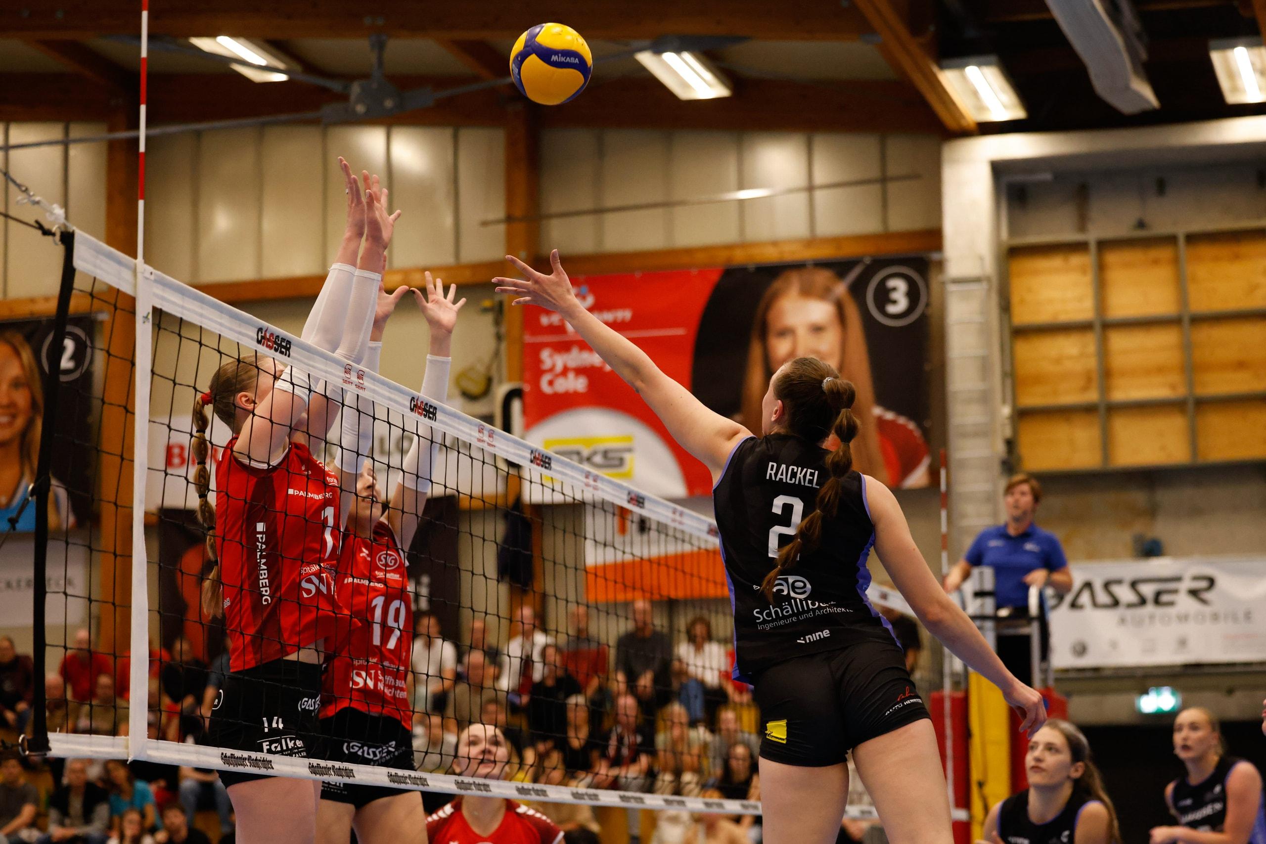 Maia Rackel von Raiffeisen Volley Toggenburg greift gegen den Doppelblock von Mia Soerensen und Anna Hartig vom VC Kanti Schaffhausen an, in der BBC Arena in Schaffhausen.