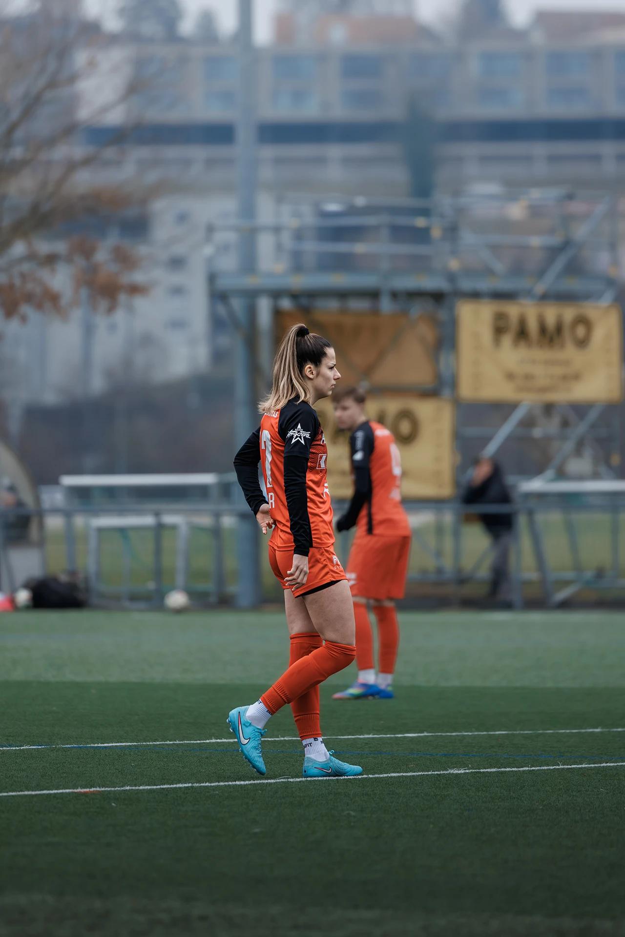 Celia Hofer (FC Aarau Frauen) im Mittelfeld, Freundschaftsspiel gegen SC Freiburg U20.