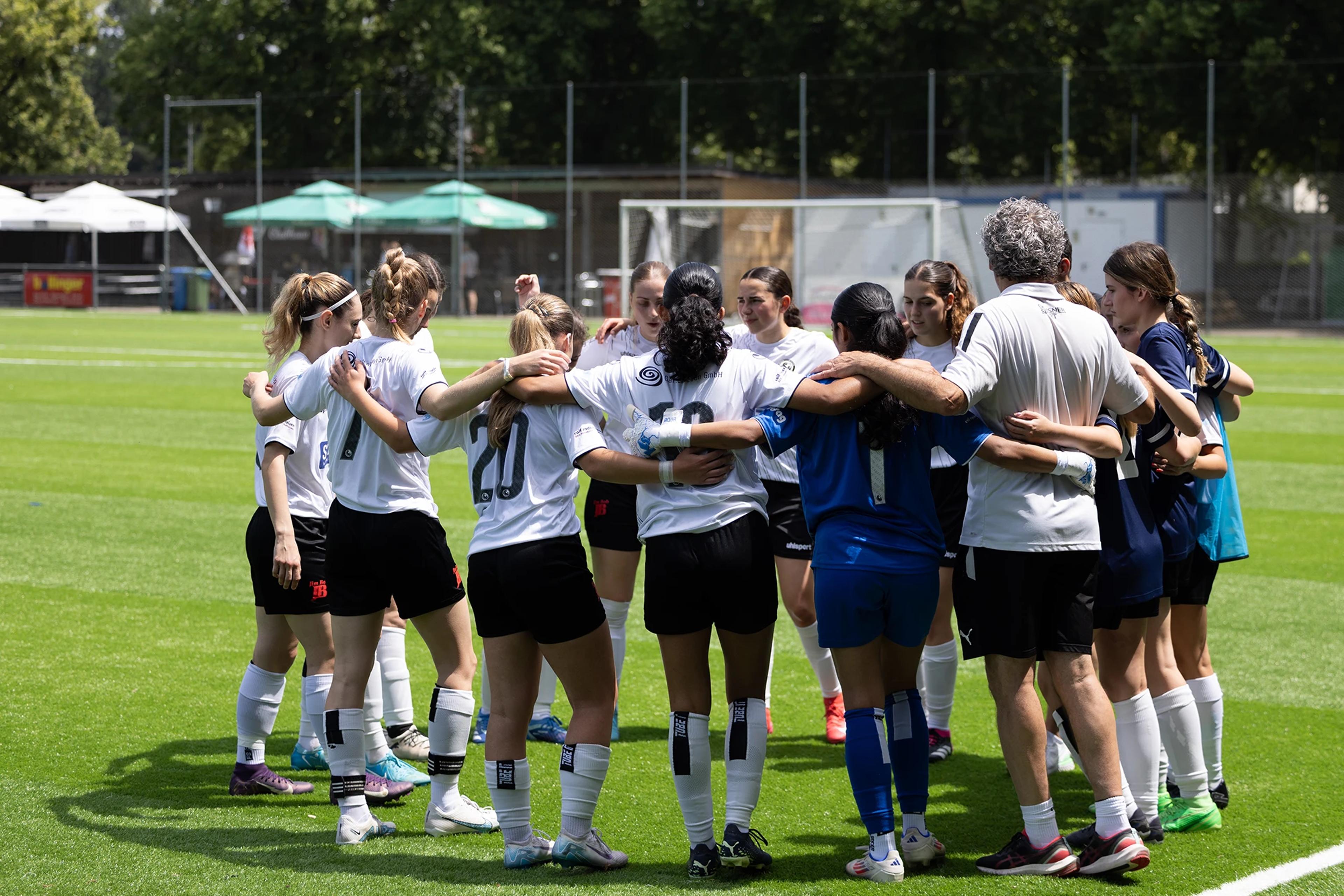 Damenfußball, Sportfotografie, Schaffhausen gegen FC Pfäffikon, Teamfoto der Spielvereinigung Schaffhausen vor dem Spiel
