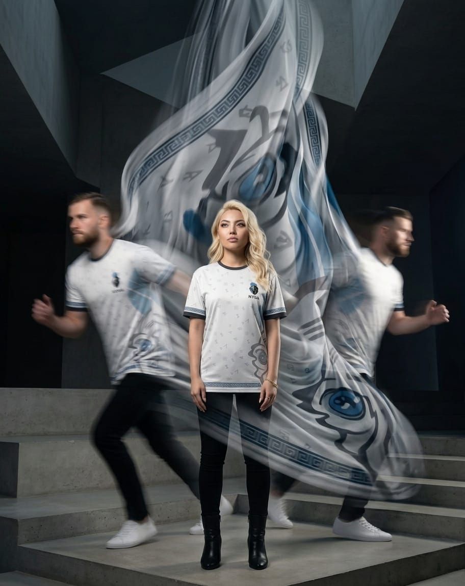 NYXIA-Trikot des Rebrand-Konzepts als getragene Studioaufnahme, Motiv 11 (KI-Visualisierung, Gemini).
