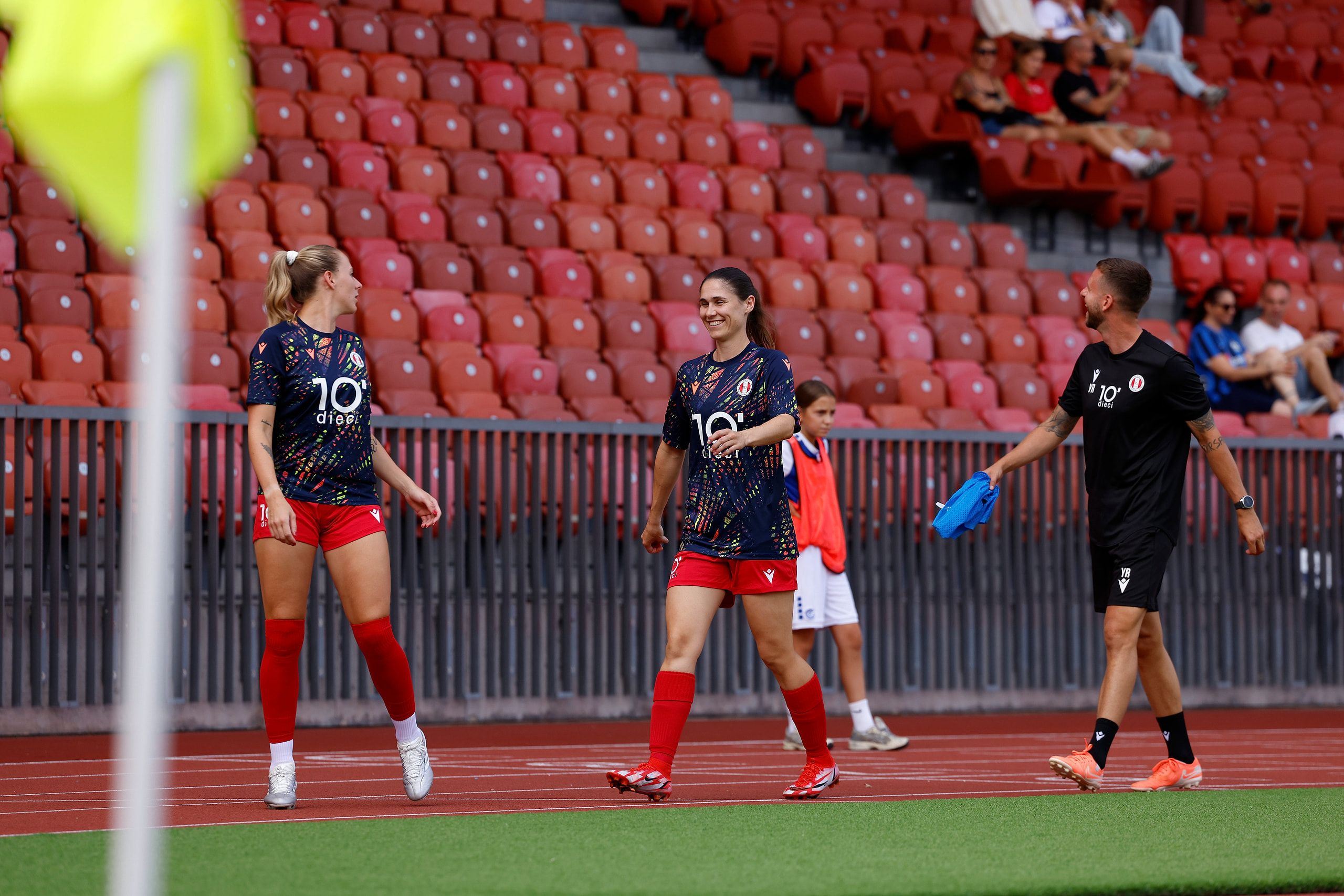Aline Christen und Spielerinnen des FC Rapperswil-Jona, beim Spiel gegen den Grasshopper Club Zürich im Stadion Letzigrund.